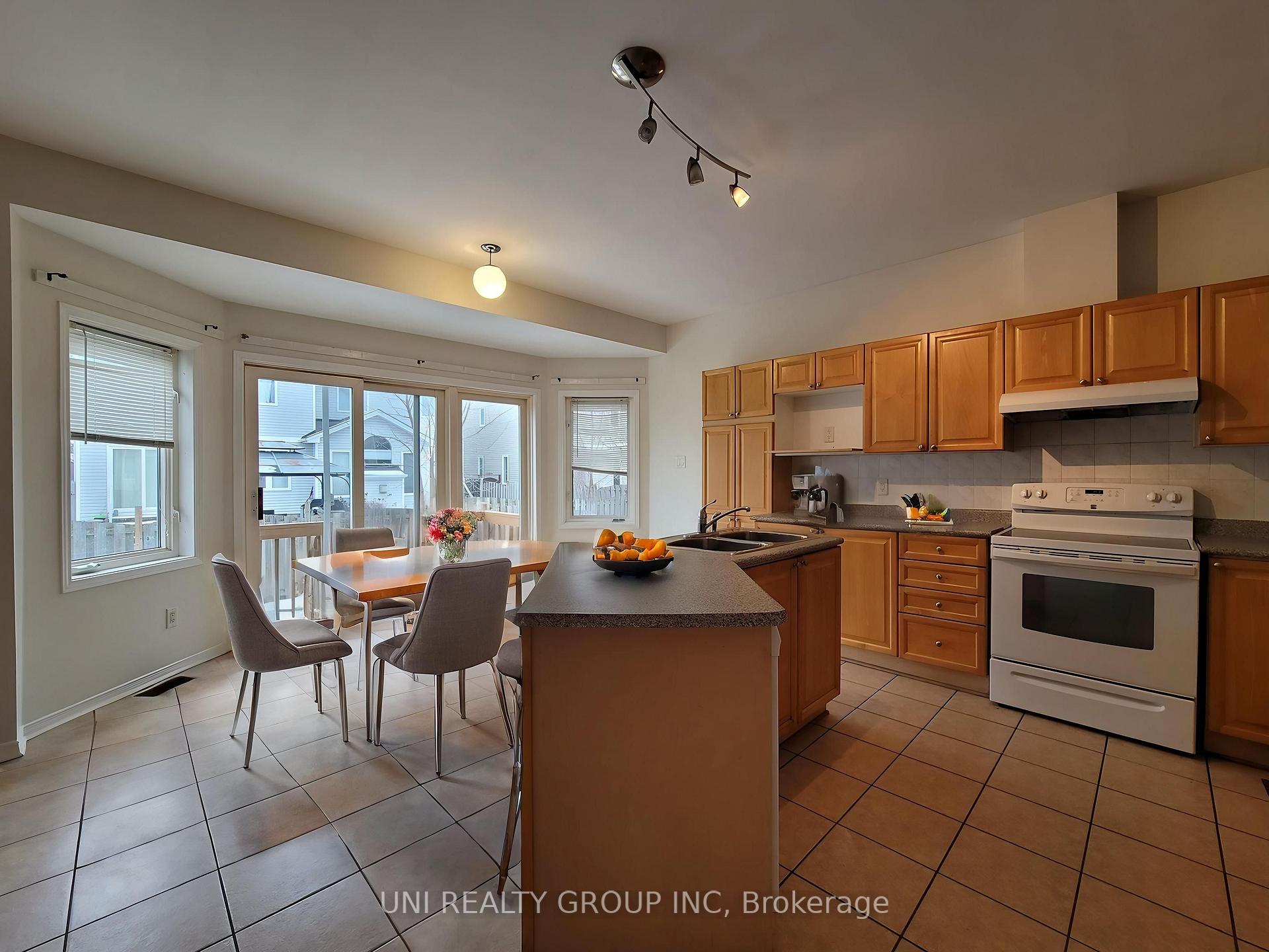Photo 11 of 12 Staten Way, Ottawa, Central Park — HOMEH