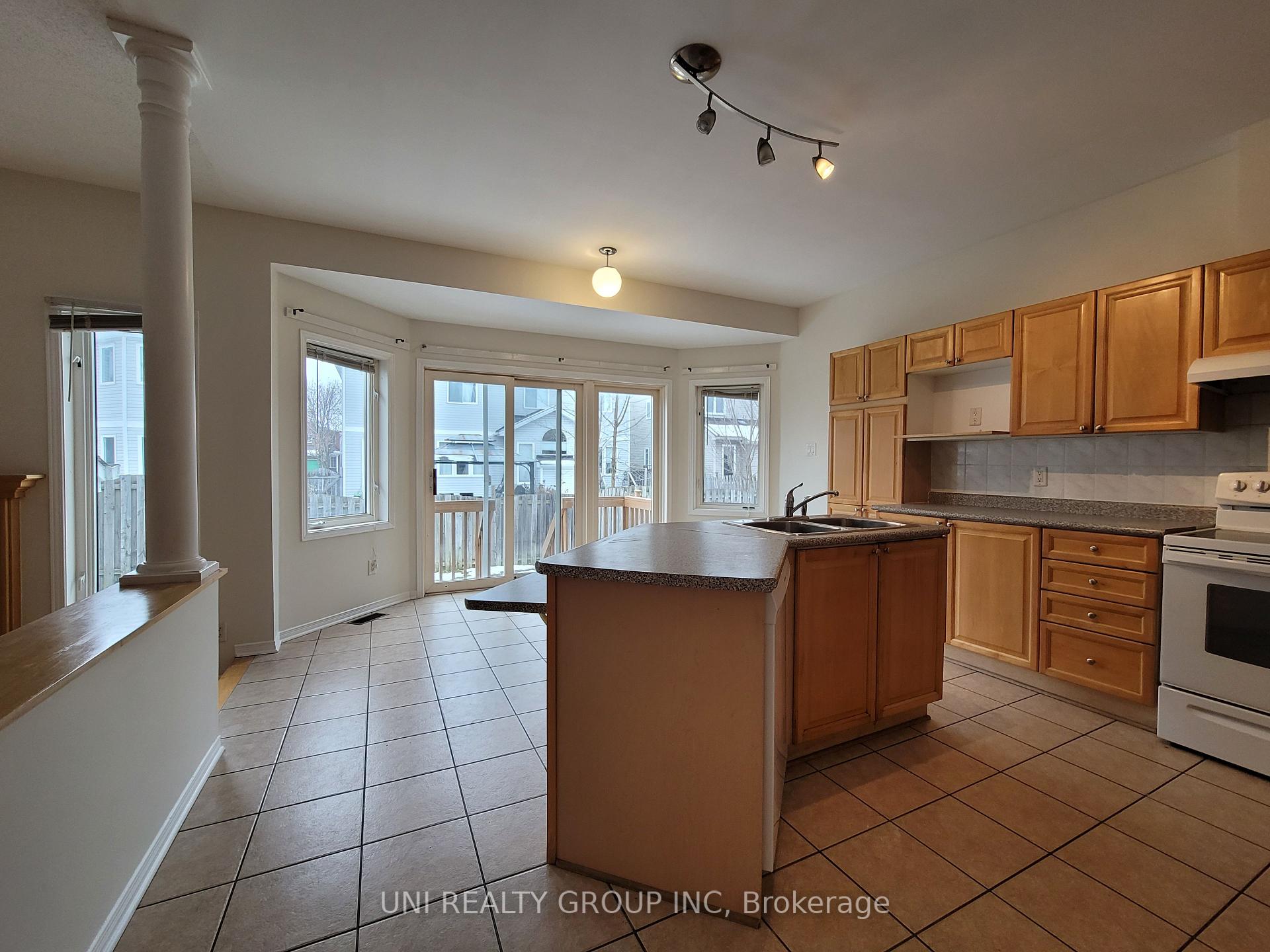 Photo 15 of 12 Staten Way, Ottawa, Central Park — HOMEH