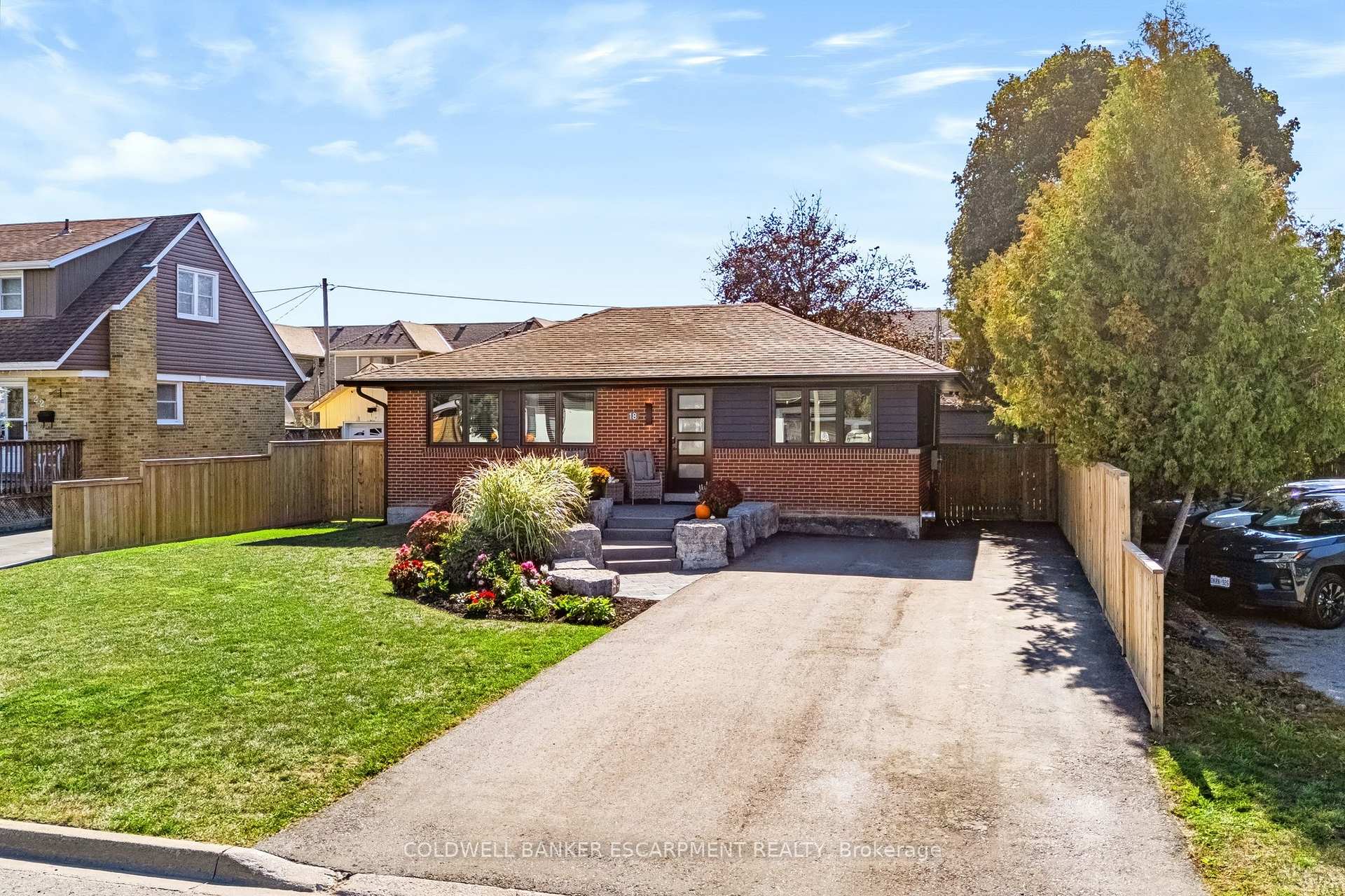 Photo 3 of 18 Meadvale Road, Halton Hills, Acton — HOMEH