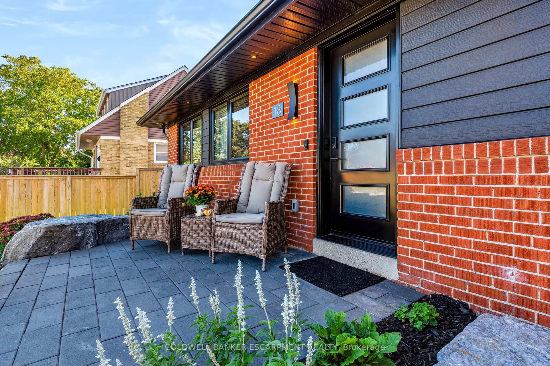 Photo 4 of 18 Meadvale Road, Halton Hills, Acton — HOMEH