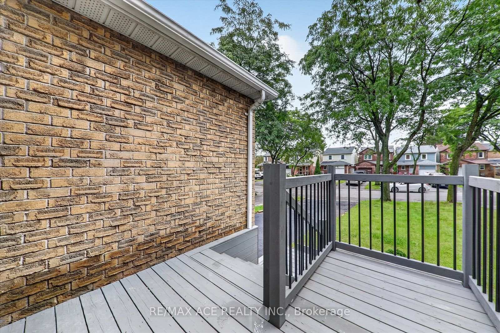 Photo 6 of 101 Greenfield Crescent, Whitby, Blue Grass Meadows — HOMEH