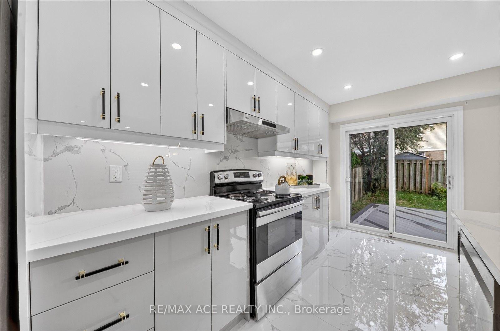 Photo 16 of 101 Greenfield Crescent, Whitby, Blue Grass Meadows — HOMEH
