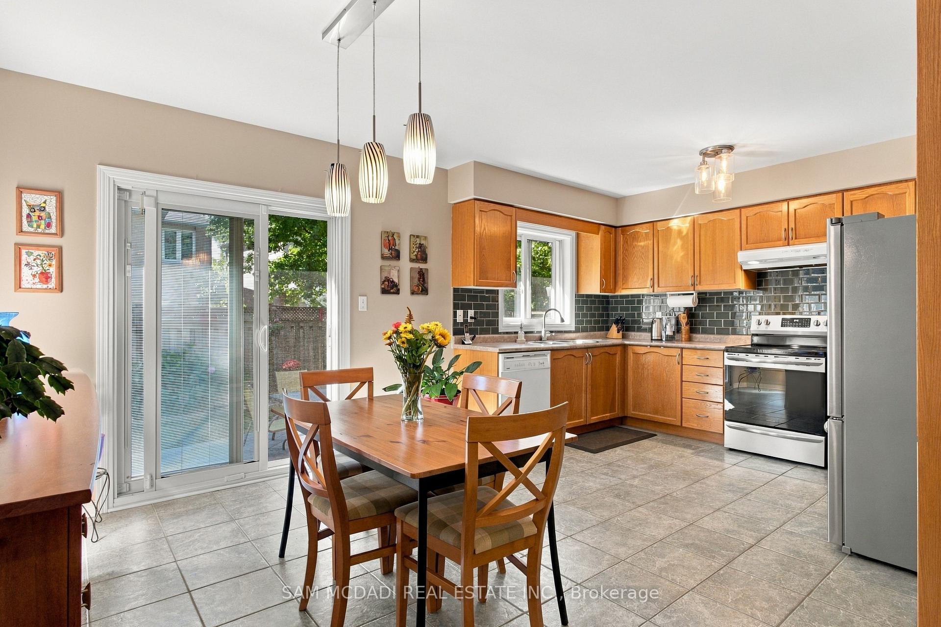 Photo 7 of 2148 Nightstar Drive, Oakville, Westmount — HOMEH