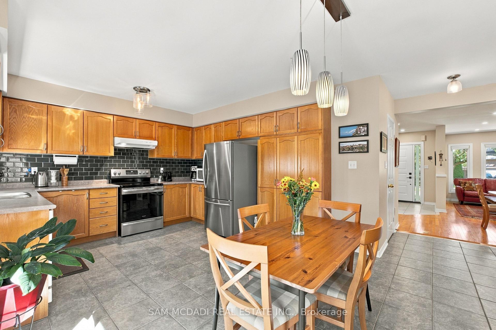 Photo 8 of 2148 Nightstar Drive, Oakville, Westmount — HOMEH
