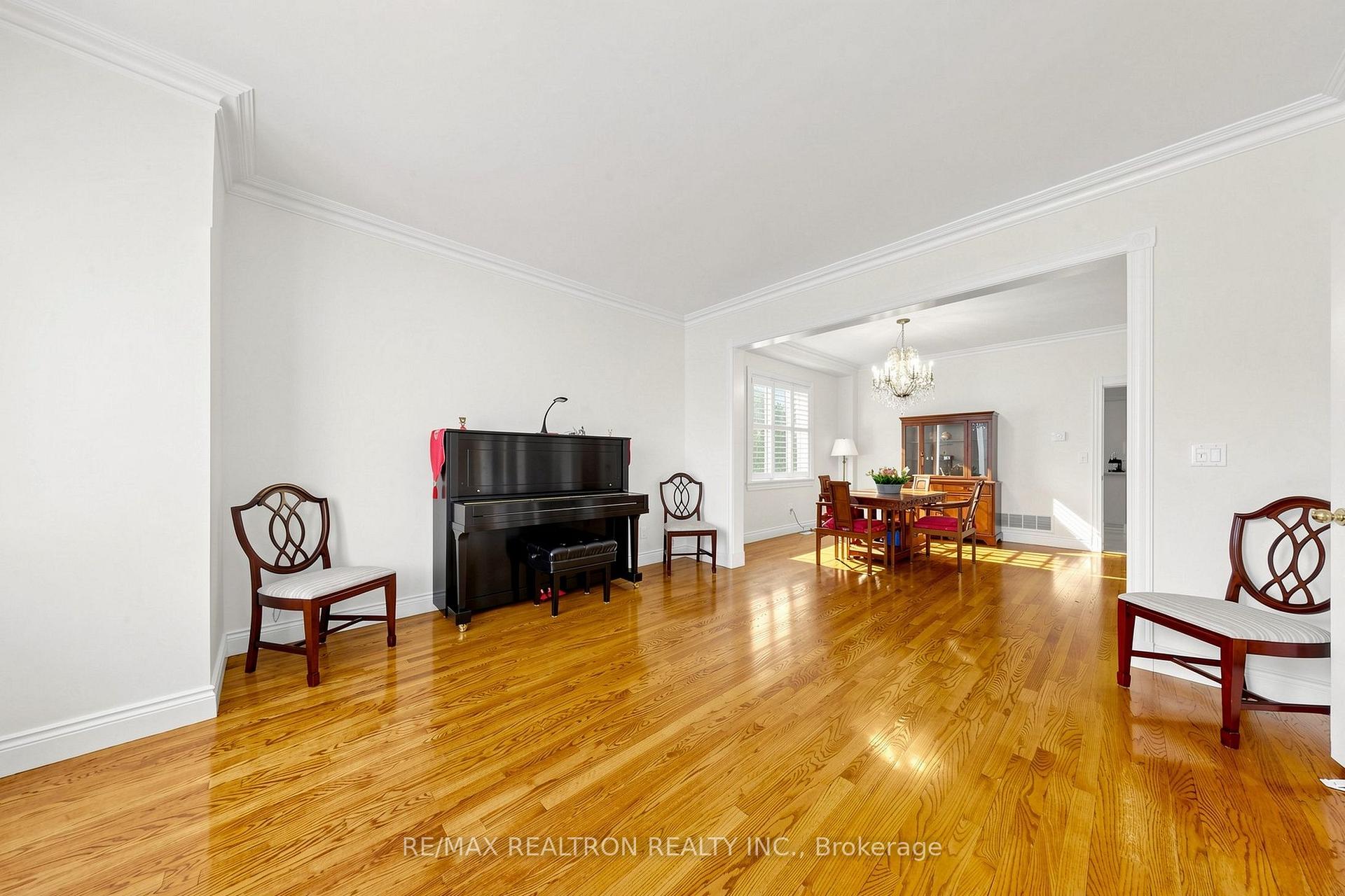 Photo 3 of 352 Deloraine Avenue, Toronto, Bedford Park-Nortown — HOMEH