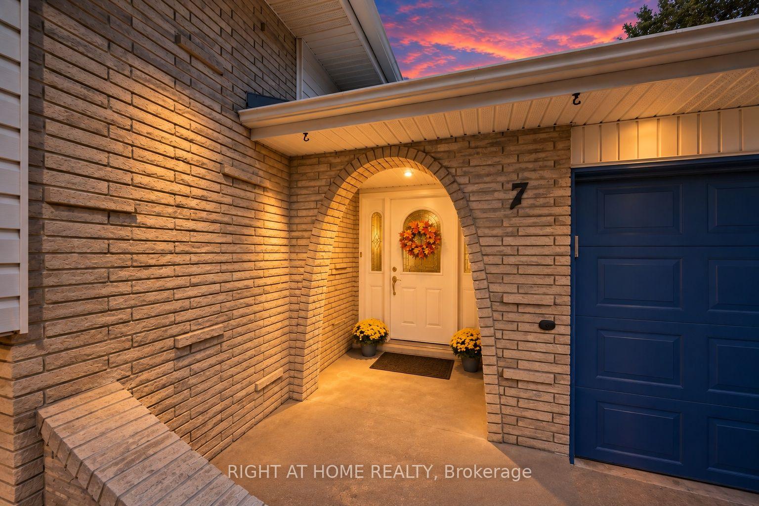 Photo 3 of 7 Hanover Place N, Hamilton, Vincent — HOMEH