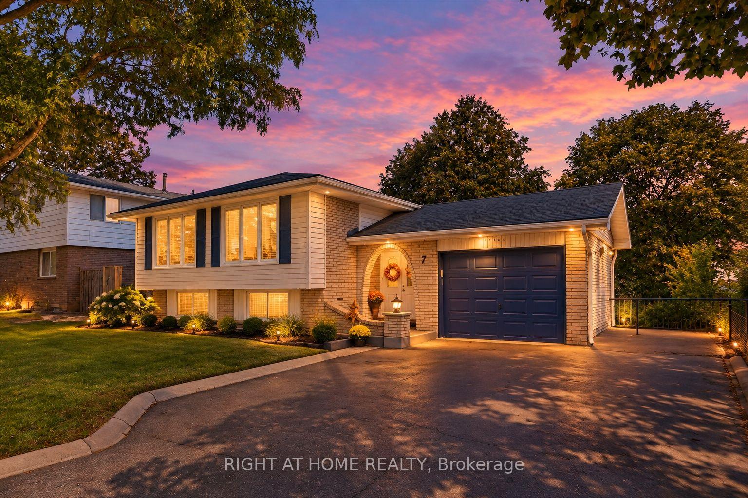 Photo 2 of 7 Hanover Place N, Hamilton, Vincent — HOMEH