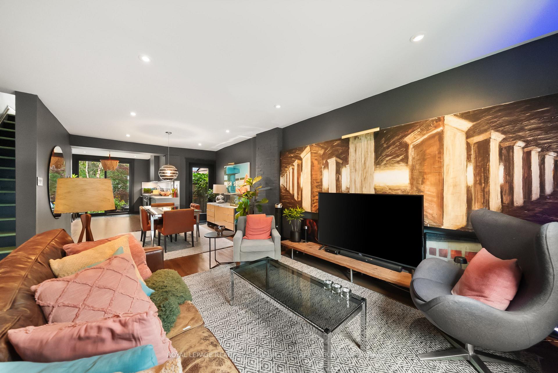 Photo 3 of 19 Wascana Avenue, Toronto, Regent Park — HOMEH