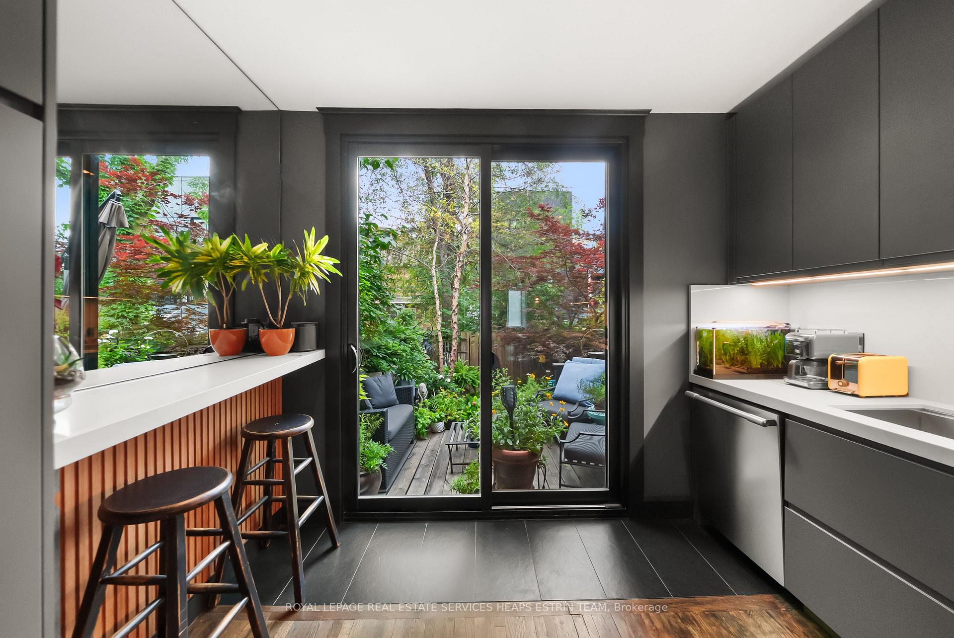 Photo 10 of 19 Wascana Avenue, Toronto, Regent Park — HOMEH