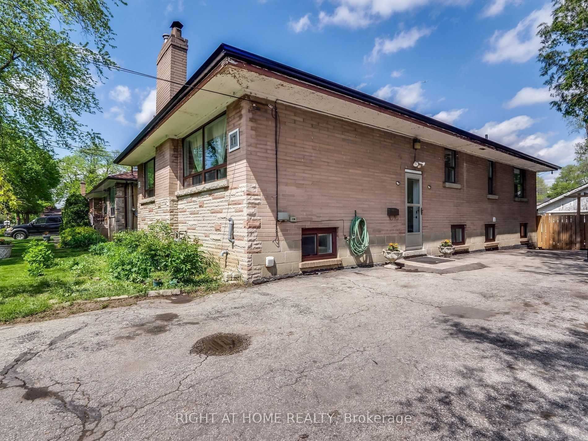 Photo 2 of Unit Bast, 17 Bryant Street, North York, Bathurst Manor — HOMEH