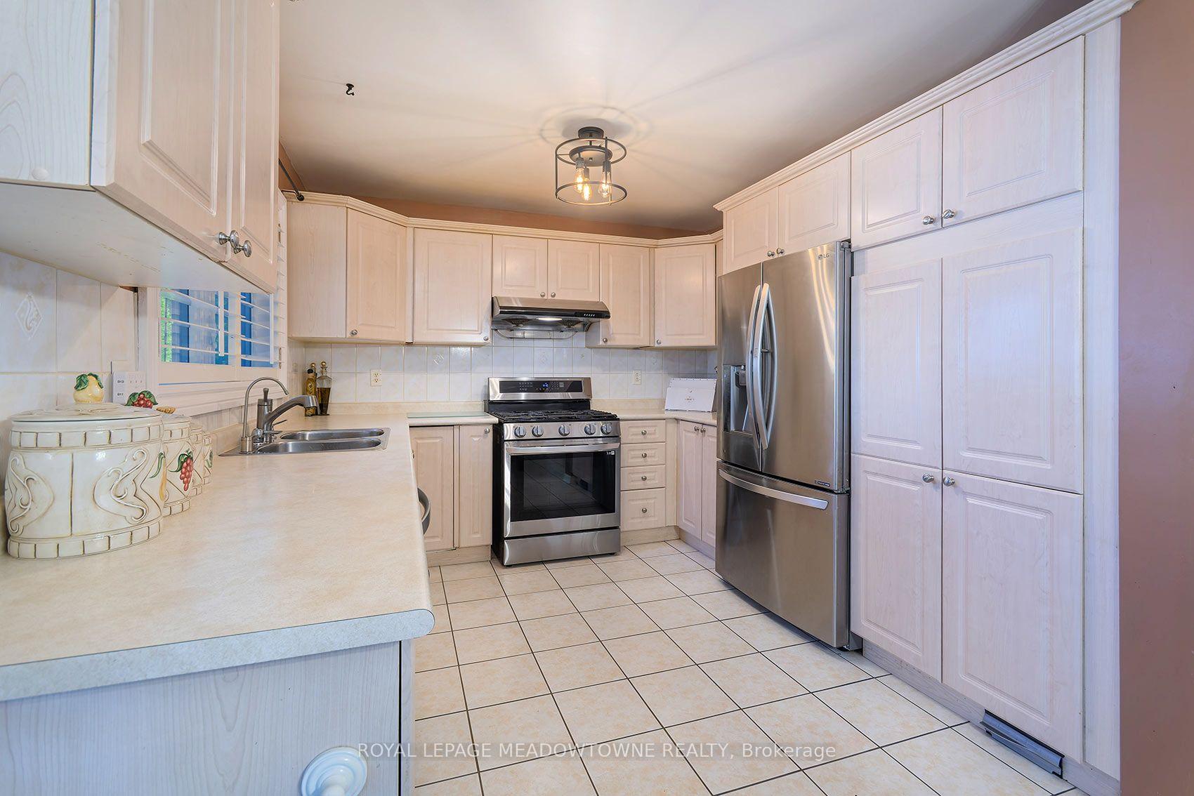Photo 11 of 43 Thorpe Crescent, Brampton, Fletcher's Meadow — HOMEH