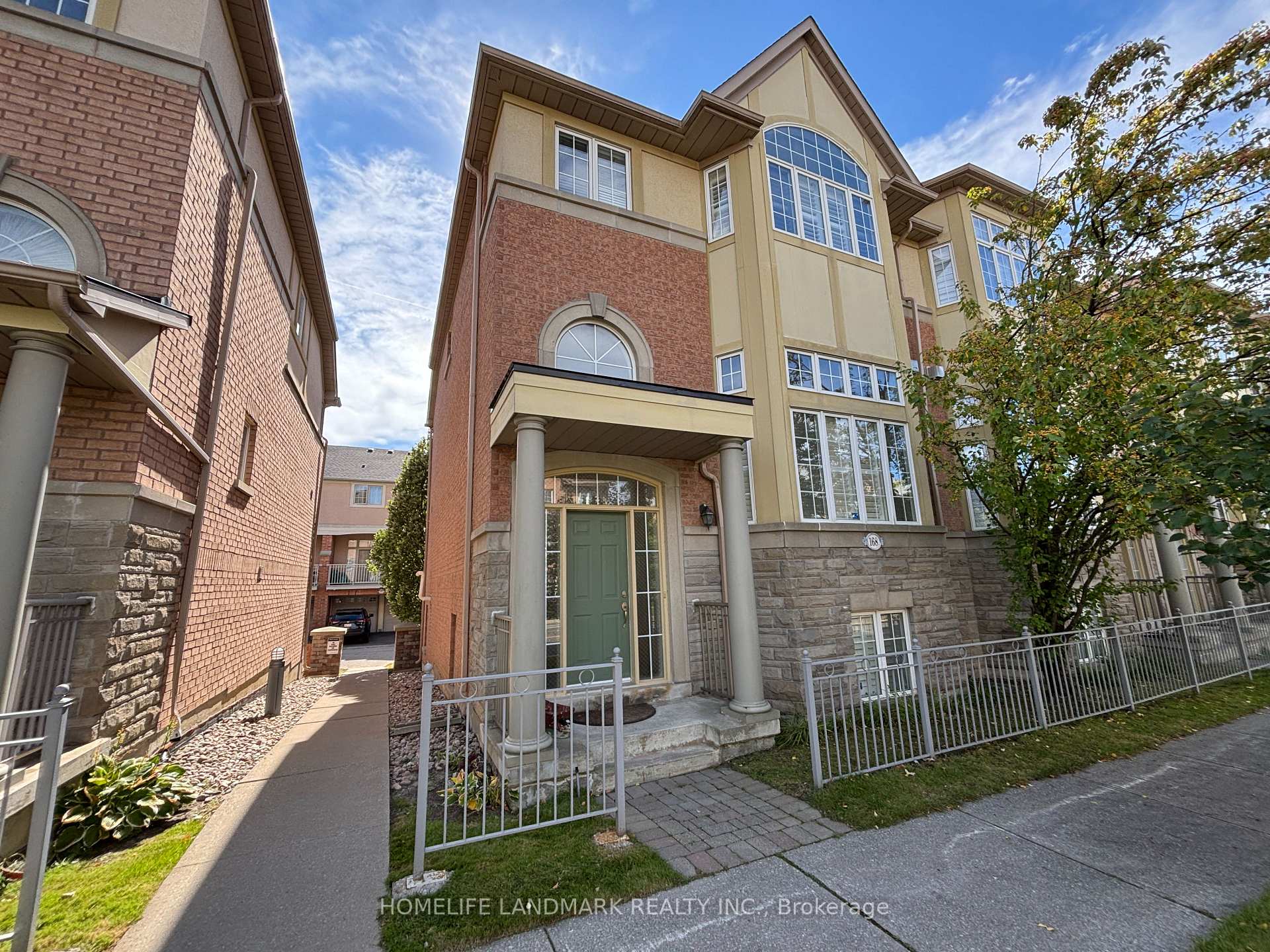 Photo 2 of 168 Legends Way, Markham, Unionville — HOMEH
