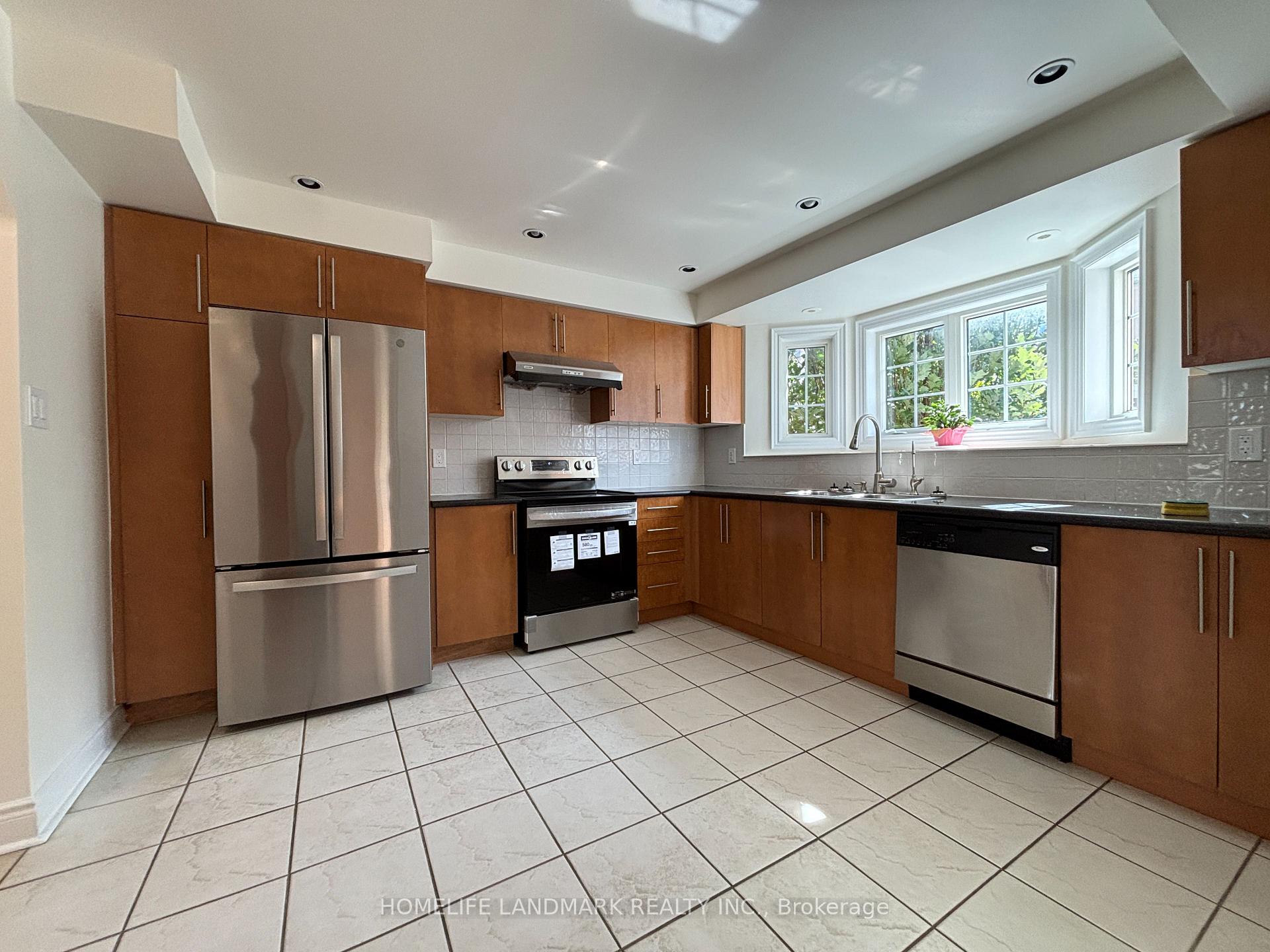Photo 8 of 168 Legends Way, Markham, Unionville — HOMEH