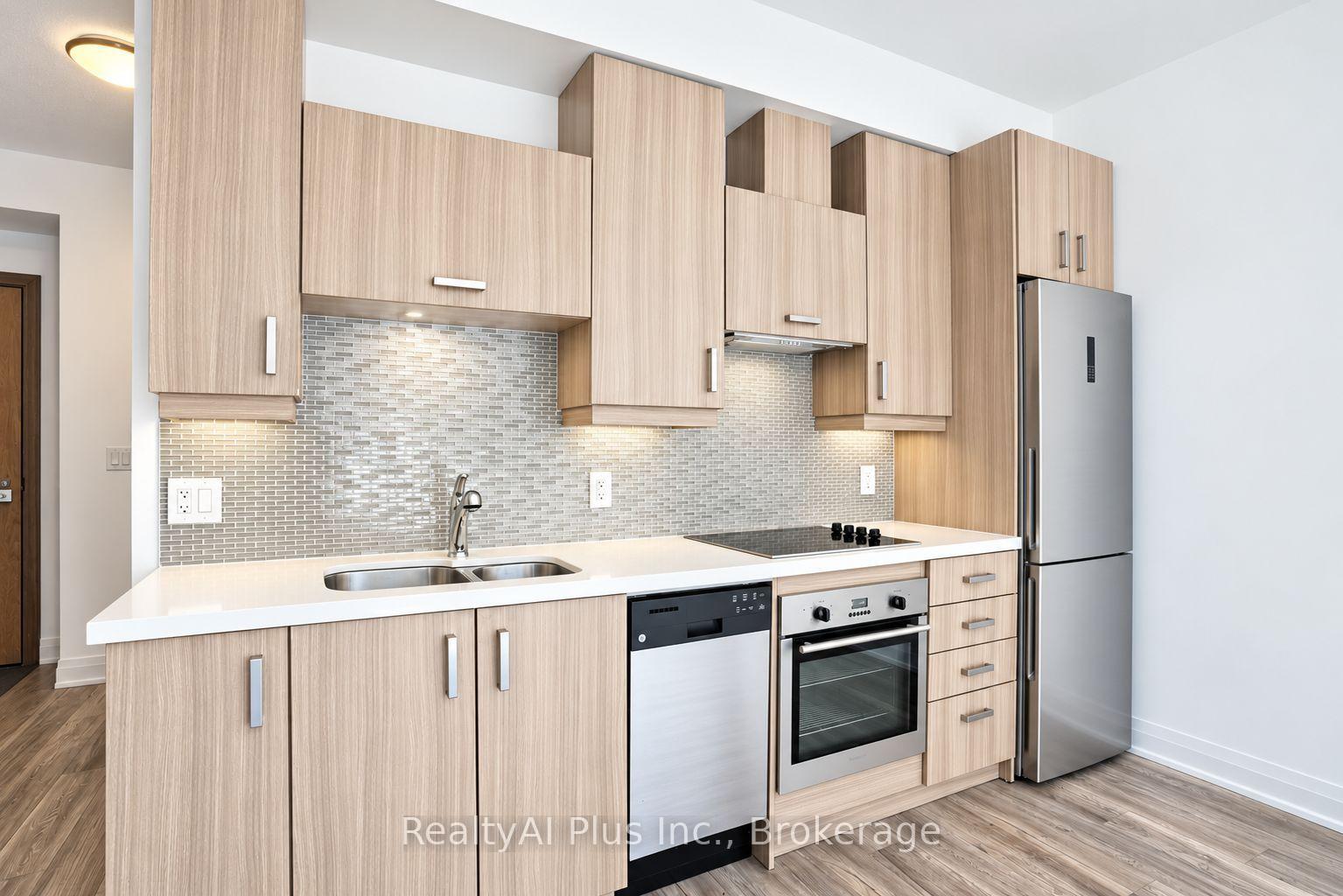 Photo 3 of Unit 301, 28 Uptown Drive, Markham, Unionville — HOMEH