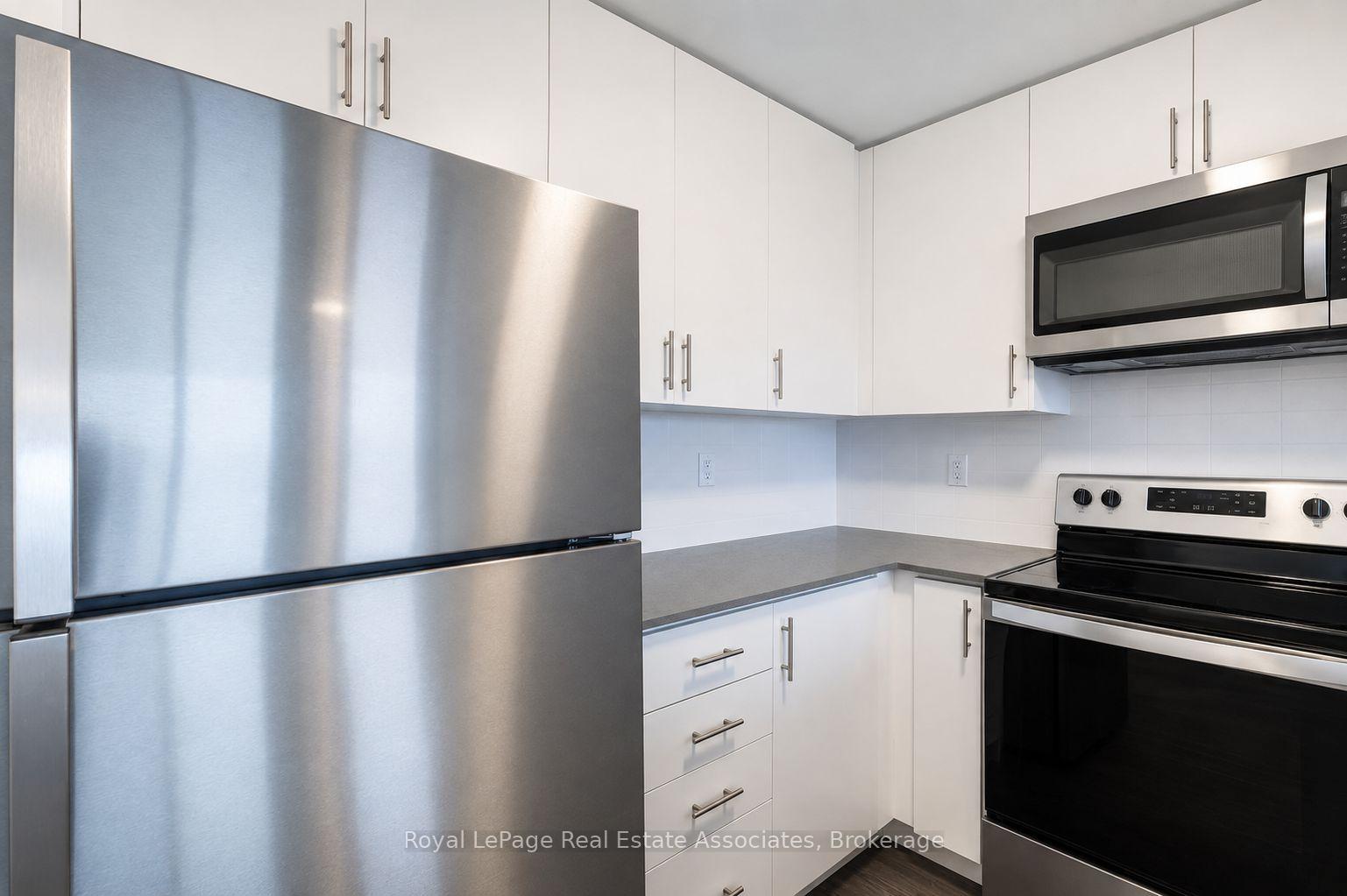 Photo 2 of Unit 312, 3401 Ridgeway Drive, Mississauga, Erin Mills — HOMEH