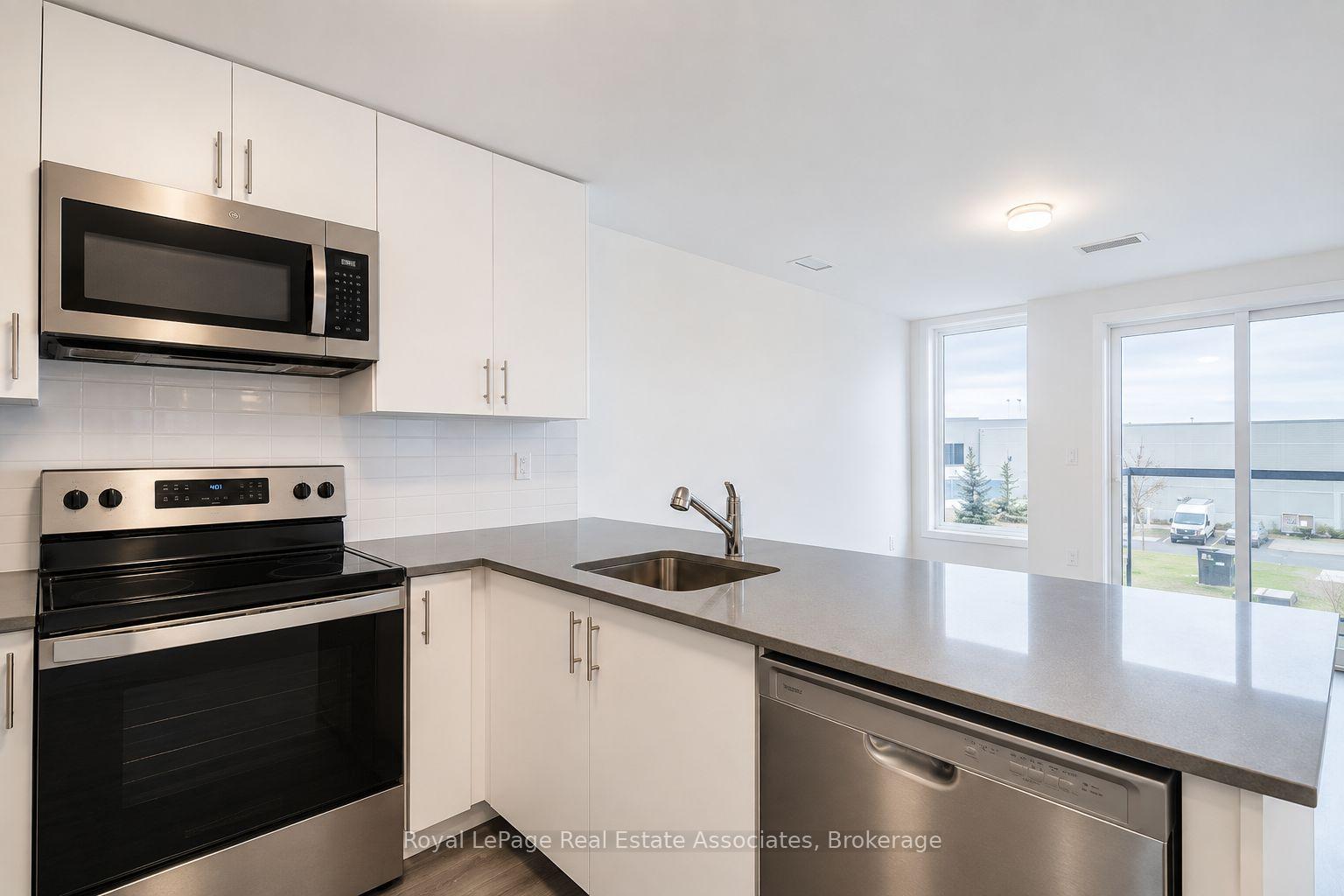 Photo 3 of Unit 312, 3401 Ridgeway Drive, Mississauga, Erin Mills — HOMEH