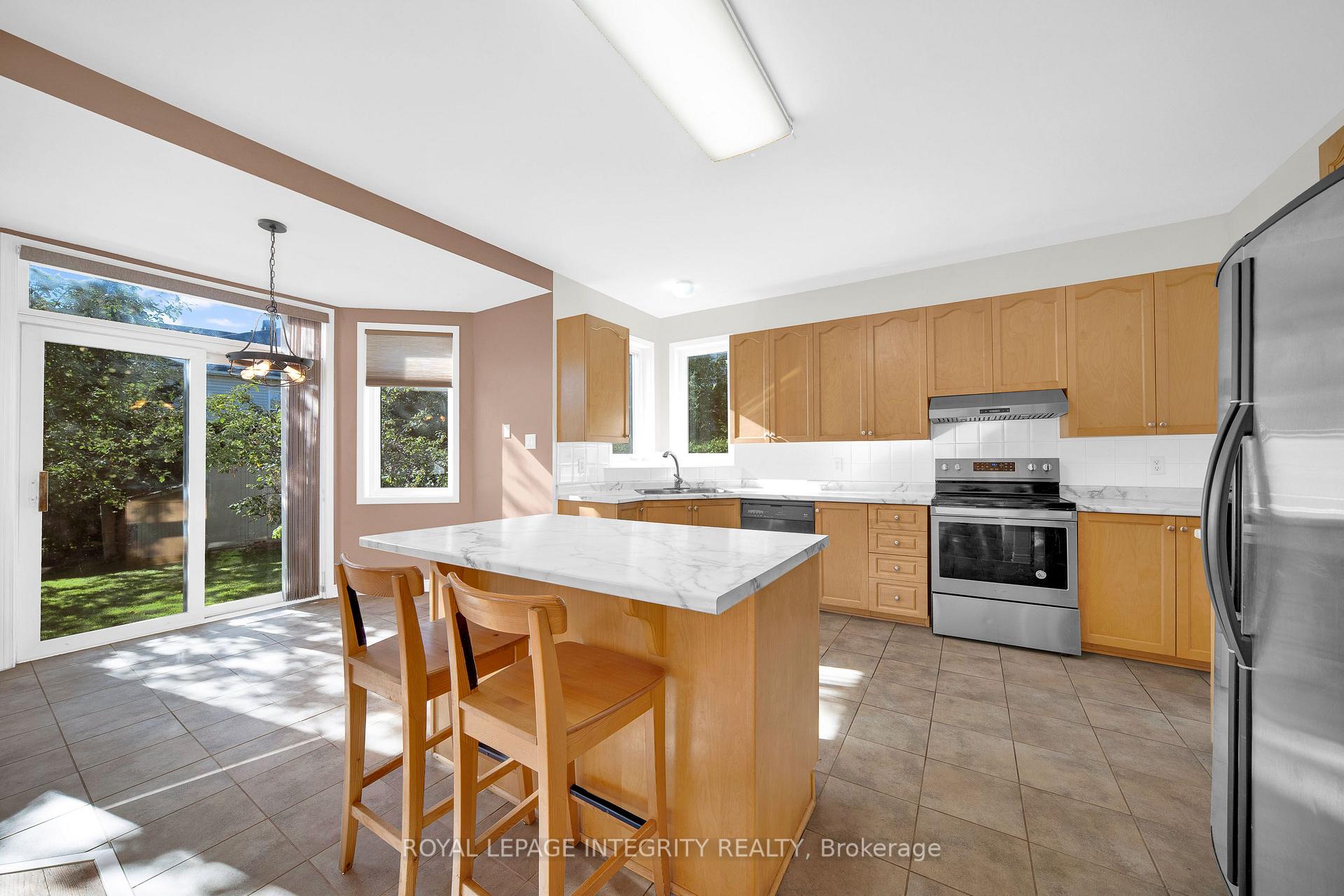 Photo 14 of 33 Norgold Crescent, Ottawa, Kanata - Kanata Lakes/Heritage Hills — HOMEH