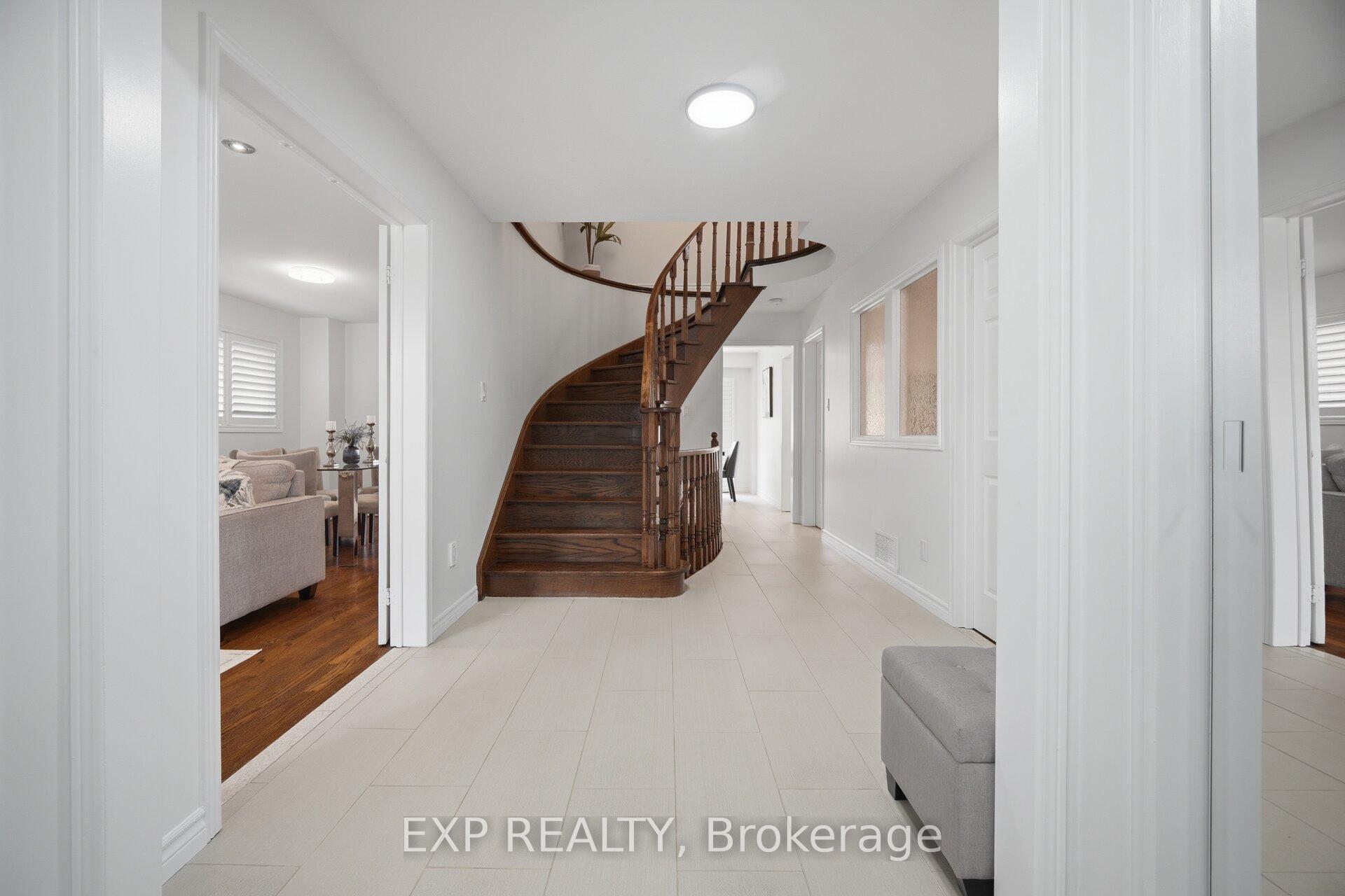 Photo 5 of 70 Embassy Drive, Vaughan, East Woodbridge — HOMEH
