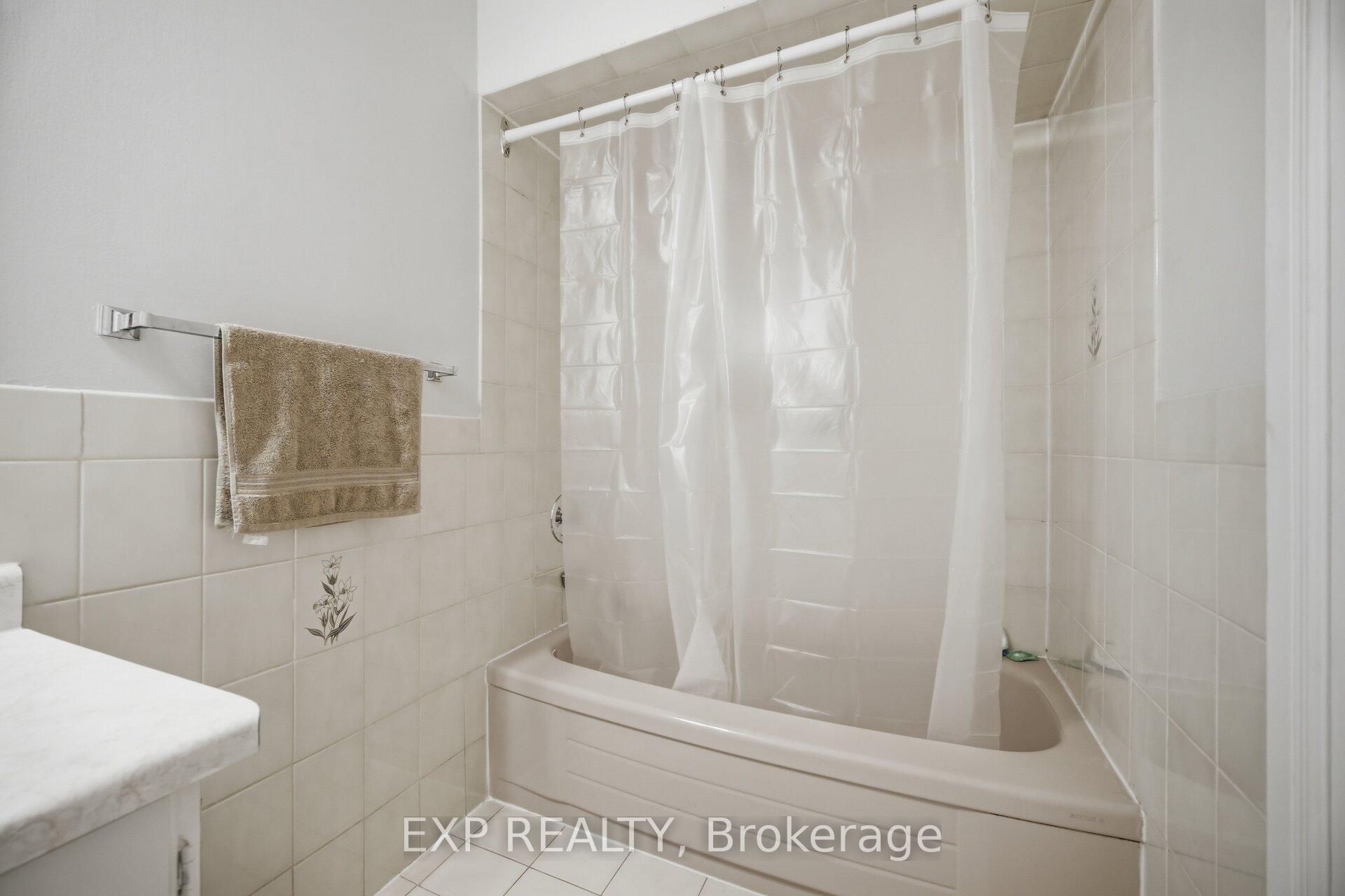 Photo 32 of 70 Embassy Drive, Vaughan, East Woodbridge — HOMEH