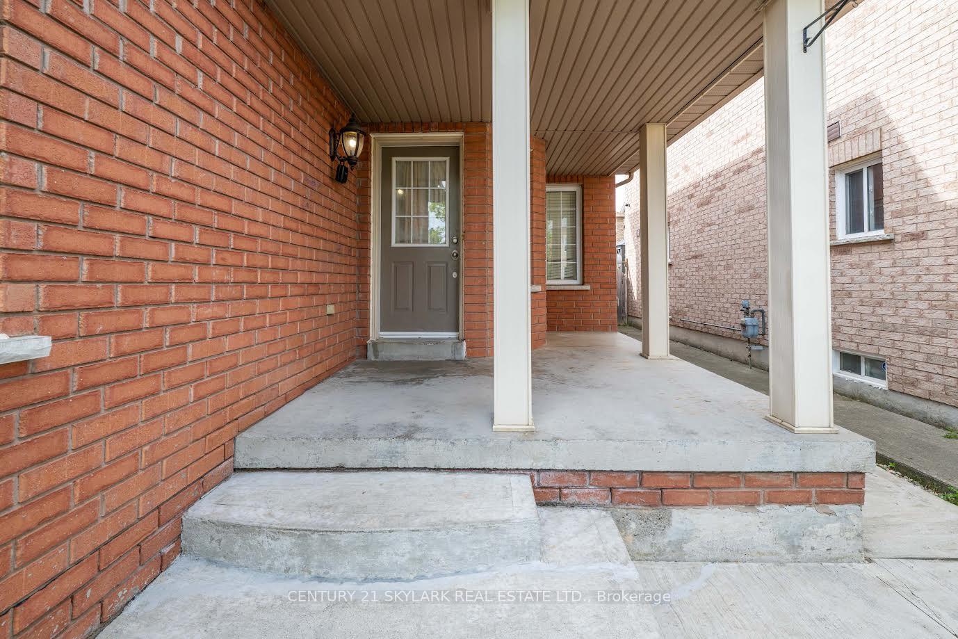 Photo 3 of 44 Fallstar Crescent, Brampton, Fletcher's Meadow — HOMEH
