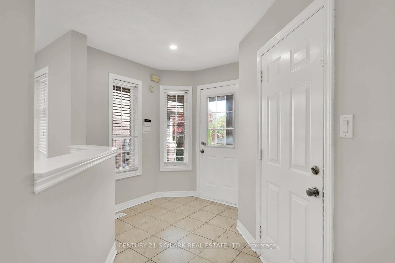 Photo 4 of 44 Fallstar Crescent, Brampton, Fletcher's Meadow — HOMEH