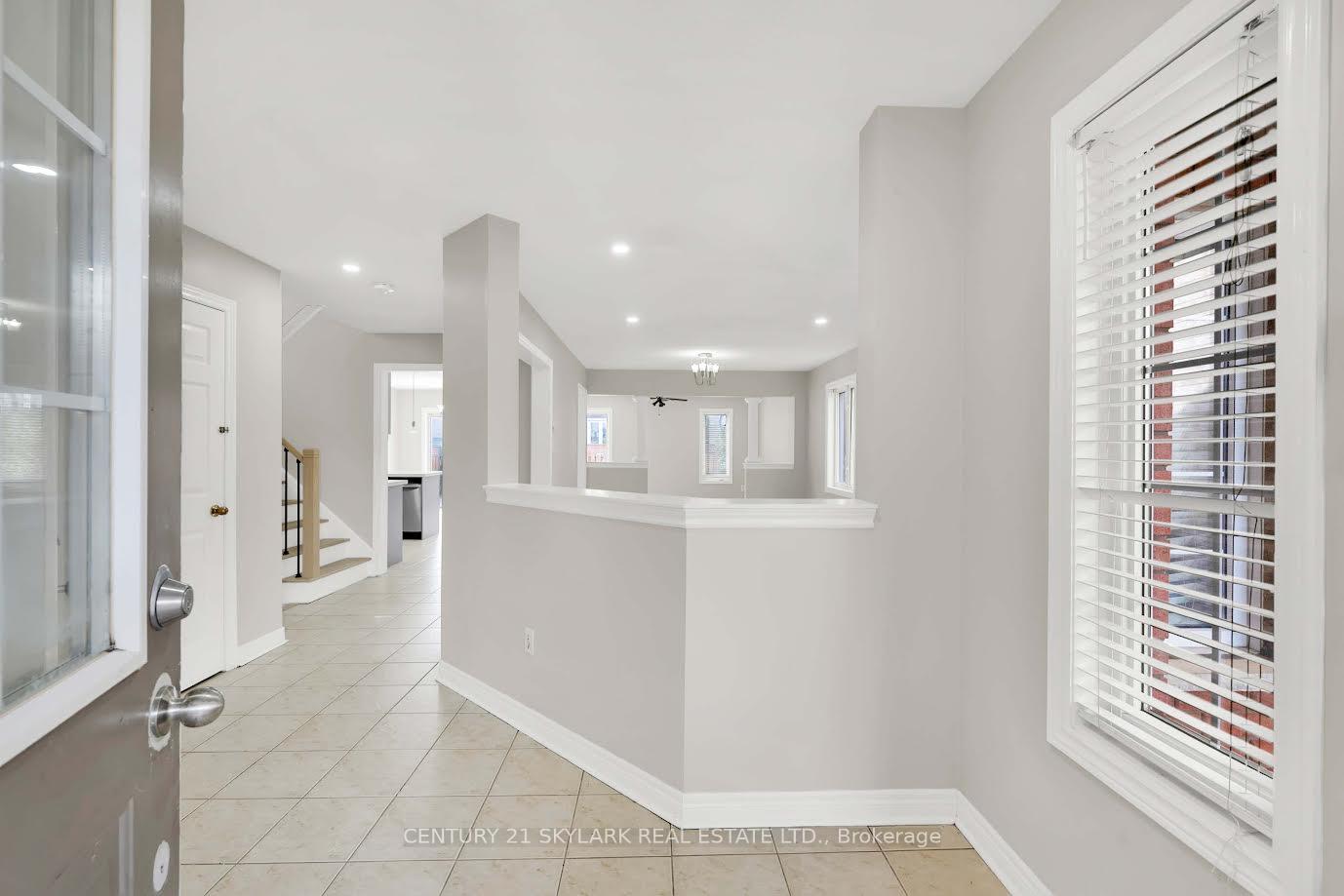 Photo 6 of 44 Fallstar Crescent, Brampton, Fletcher's Meadow — HOMEH