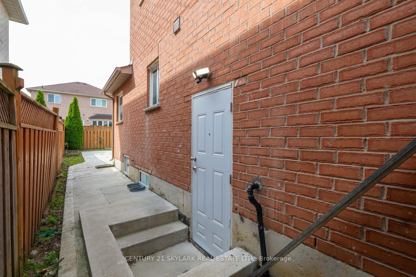 Photo 22 of 44 Fallstar Crescent, Brampton, Fletcher's Meadow — HOMEH