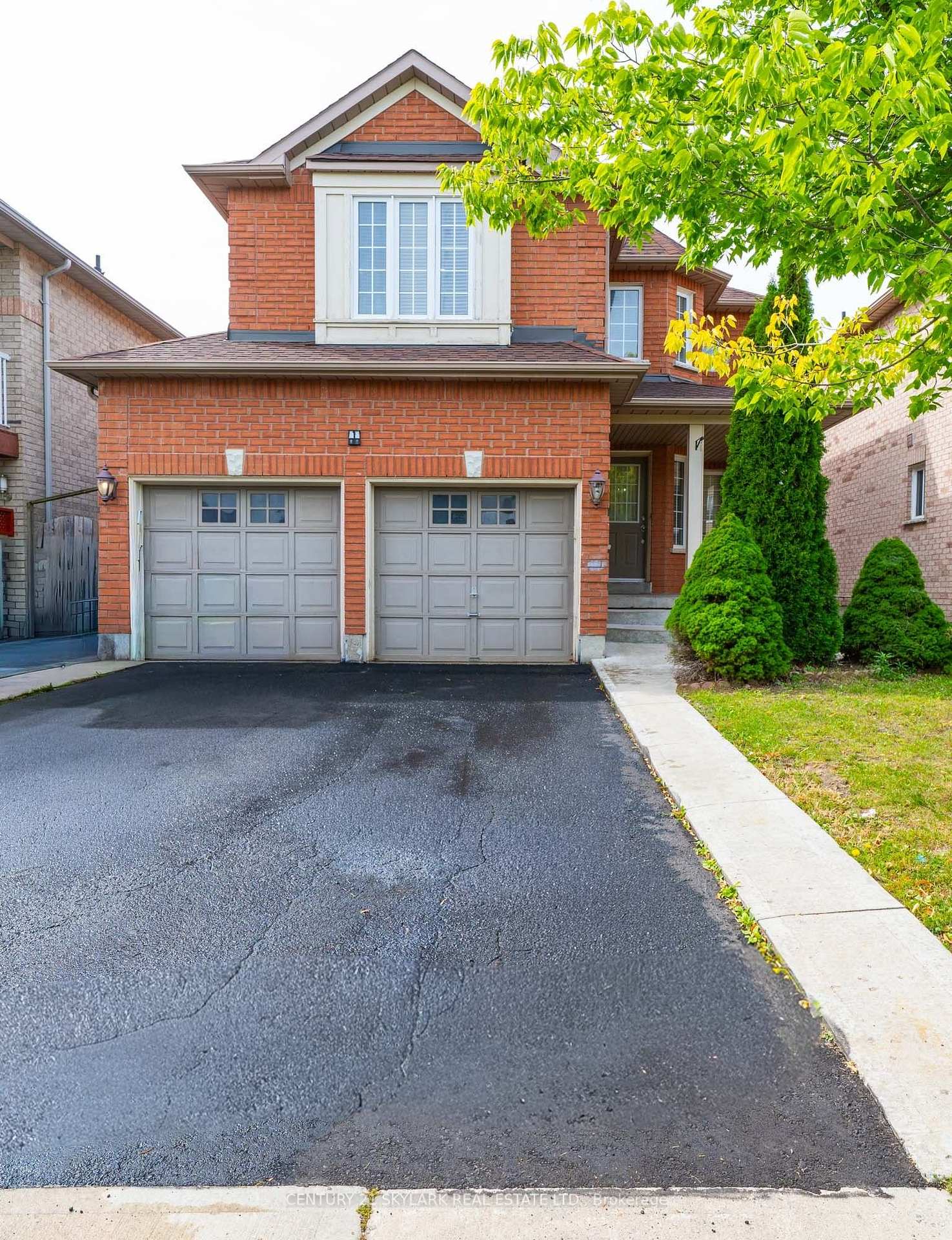 Photo 2 of 44 Fallstar Crescent, Brampton, Fletcher's Meadow — HOMEH