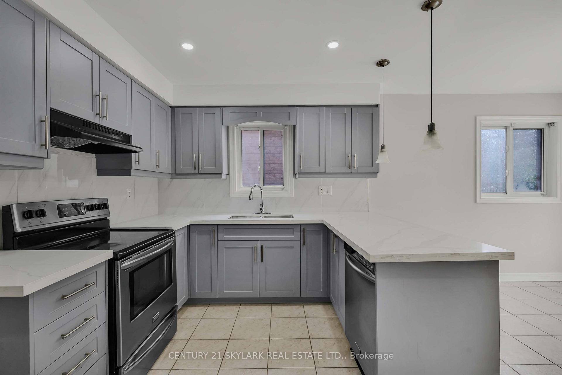 Photo 12 of 44 Fallstar Crescent, Brampton, Fletcher's Meadow — HOMEH