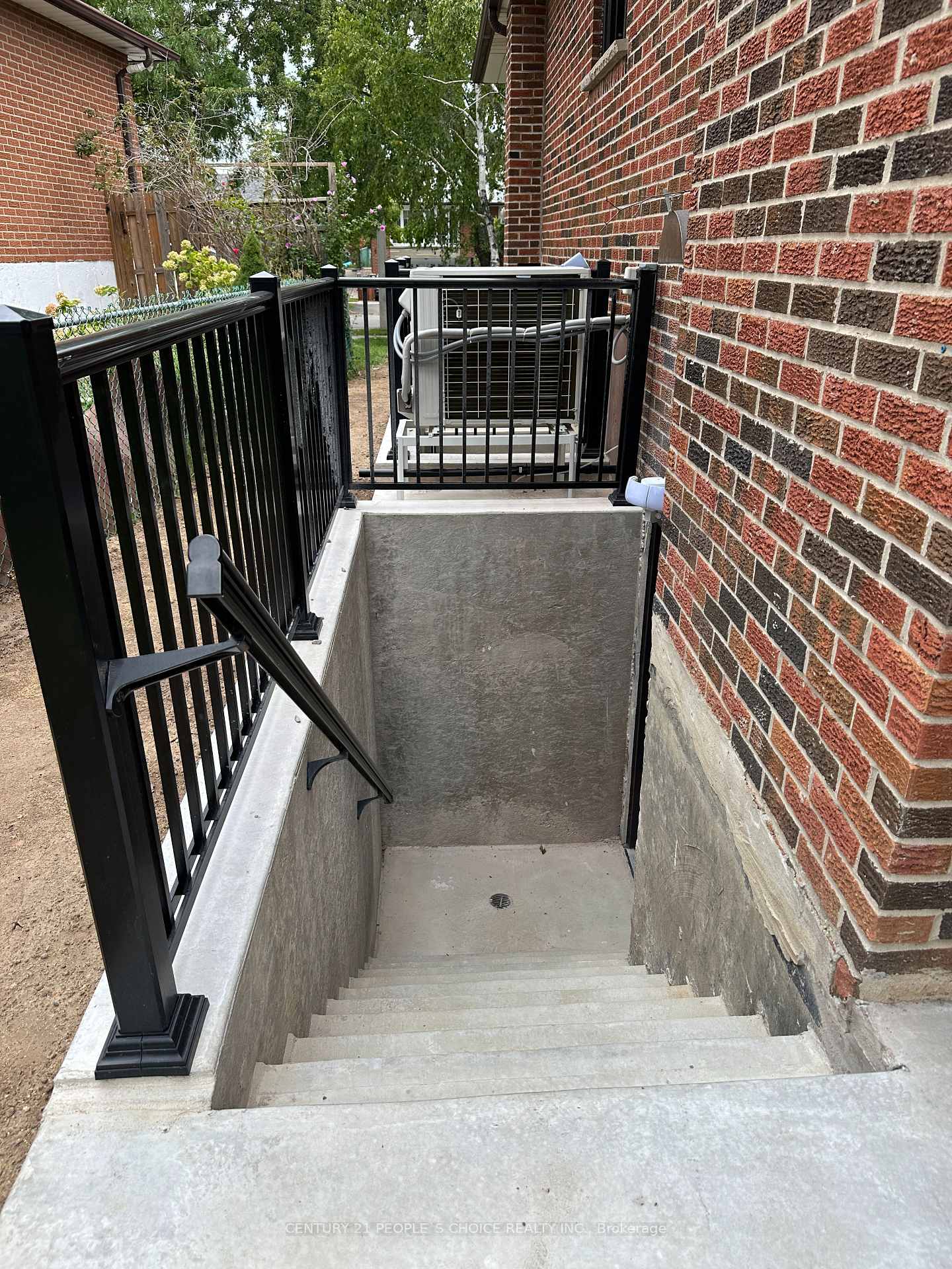 Photo 3 of Unit Unit- 3, 7490 Middleshire Drive, Mississauga, Malton — HOMEH