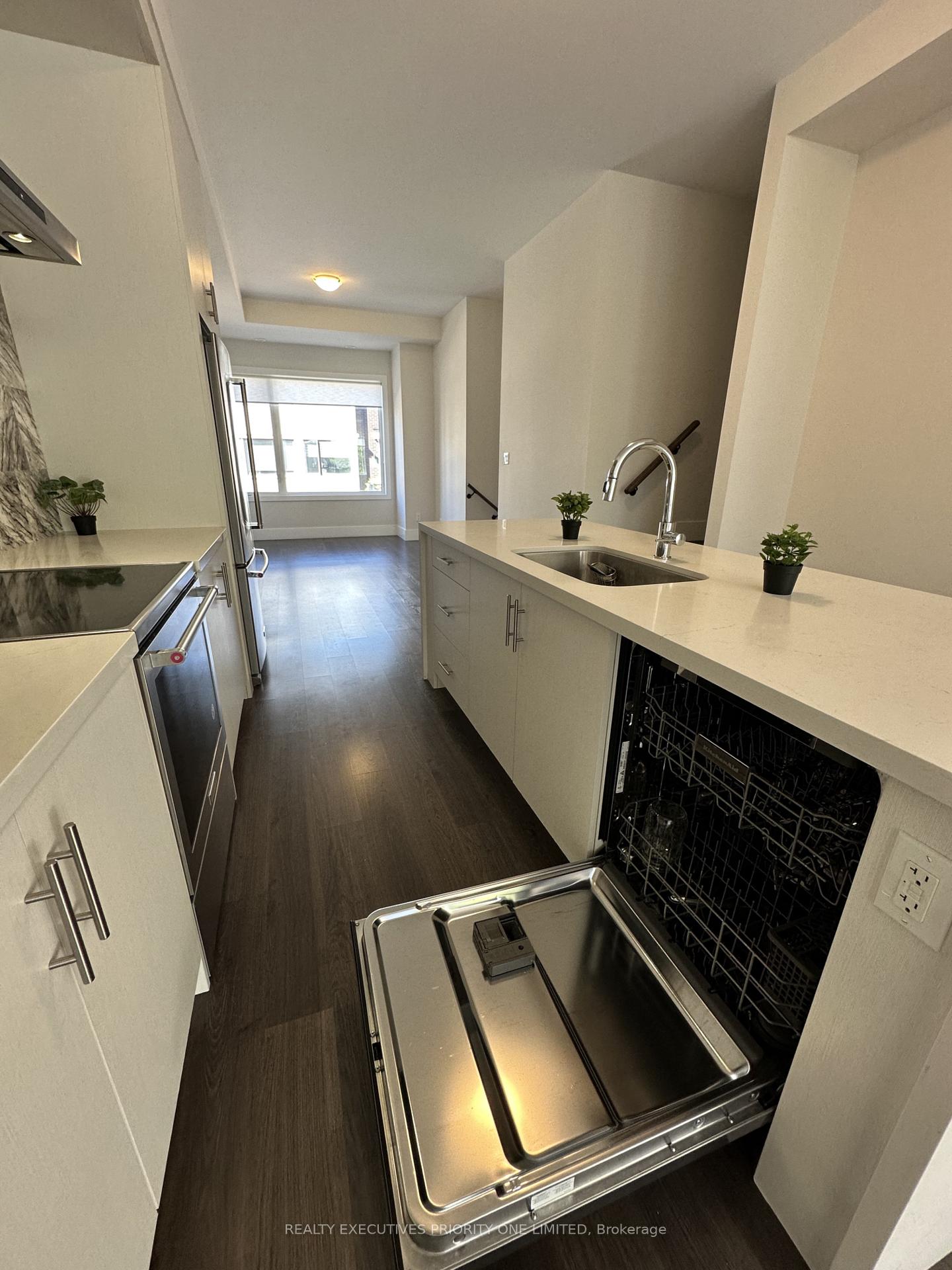 Photo 9 of 179 Sydney Circle, Vaughan, Vellore Village — HOMEH