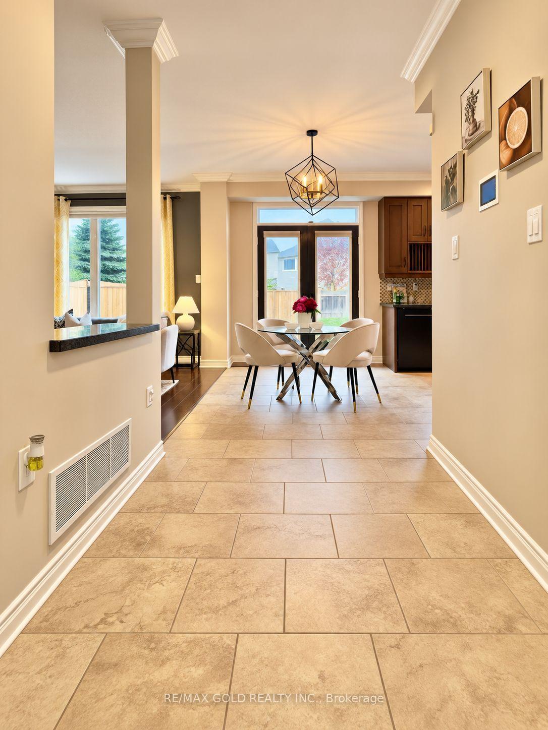 Photo 8 of 3 Prince William Way, Barrie, Innis-Shore — HOMEH