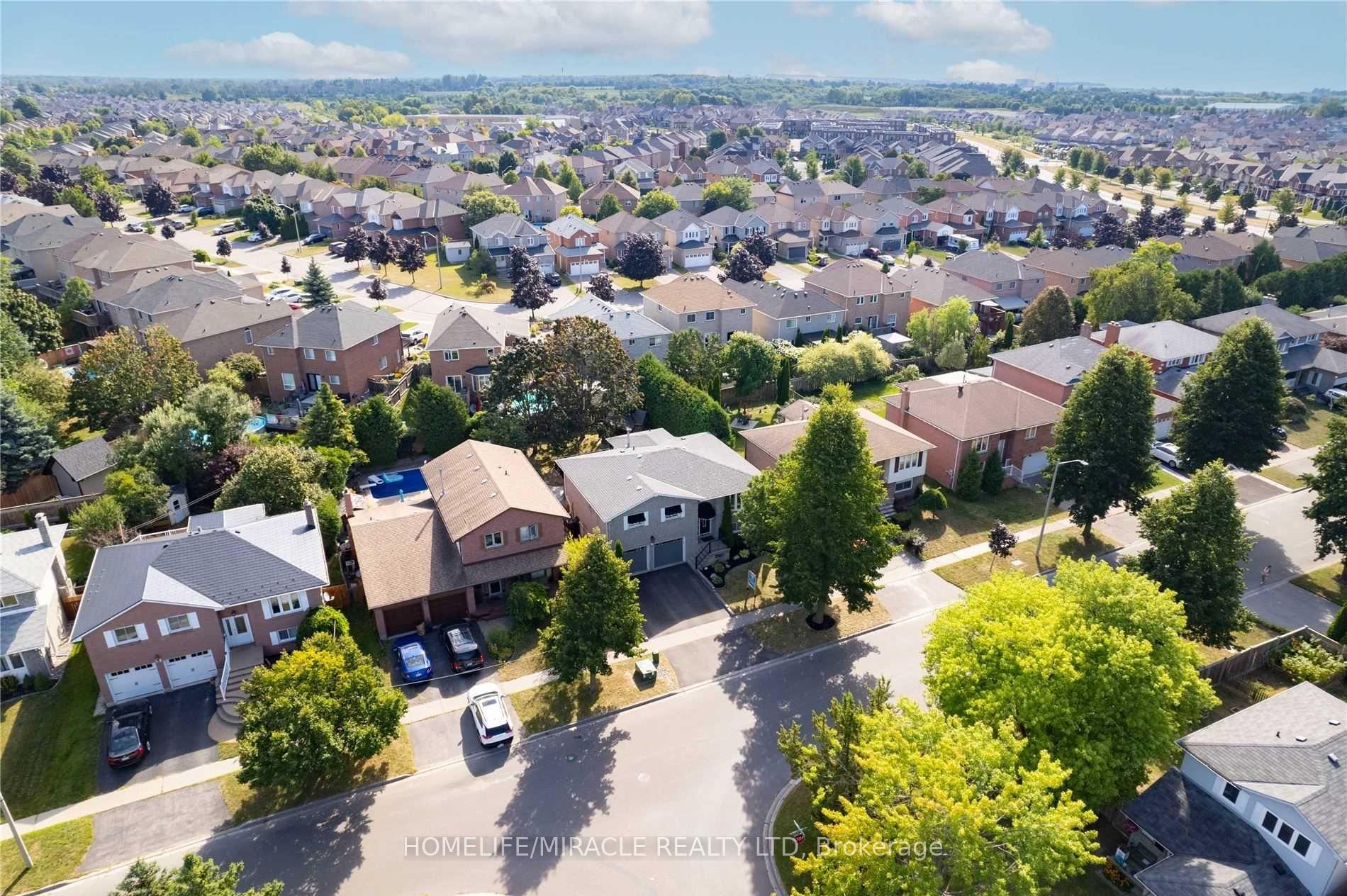 Photo 2 of 19 Bruntsfield Street, Clarington, Courtice — HOMEH