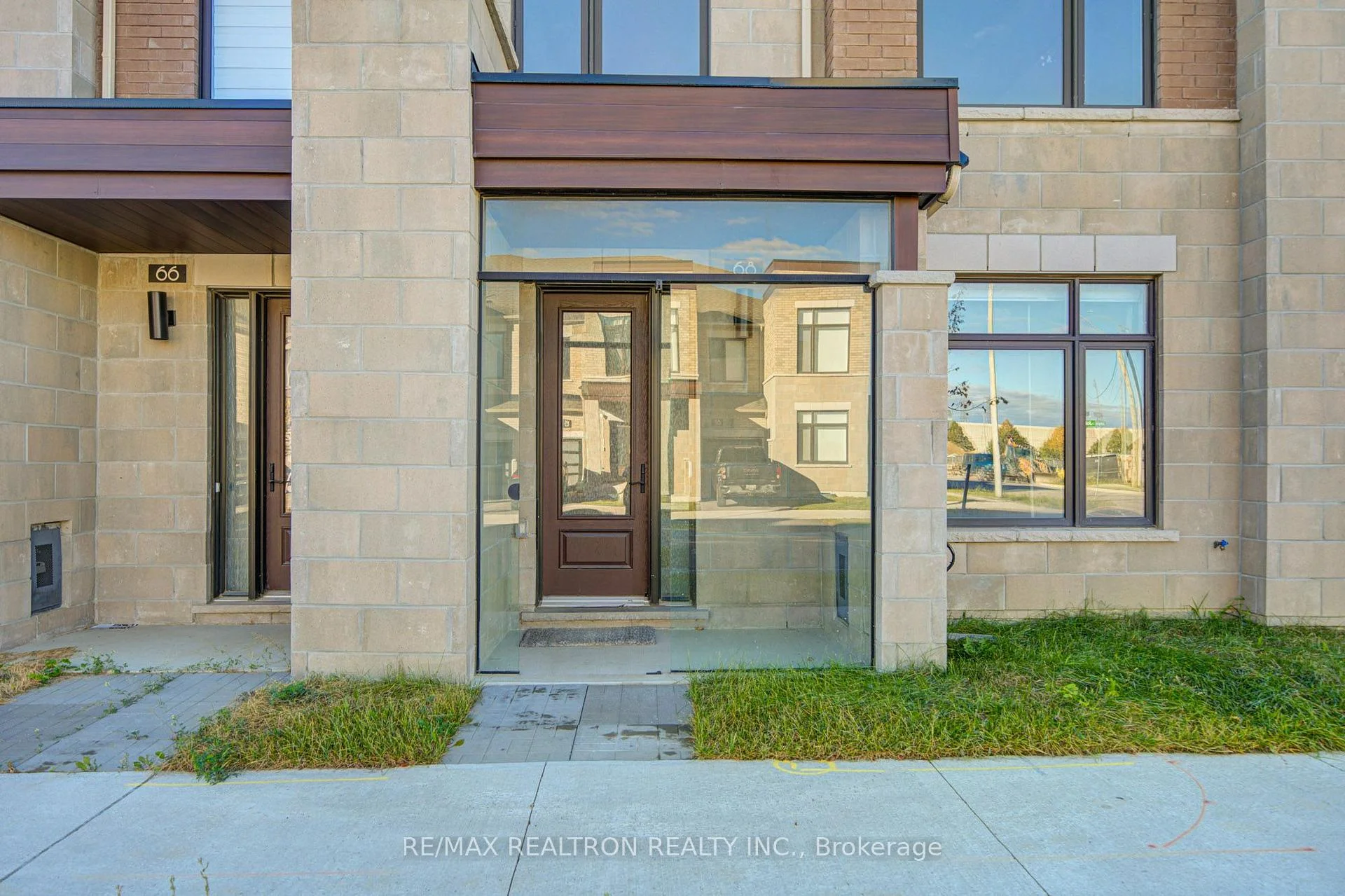 Photo 3 of 68 Johann Drive, Markham, Middlefield — HOMEH