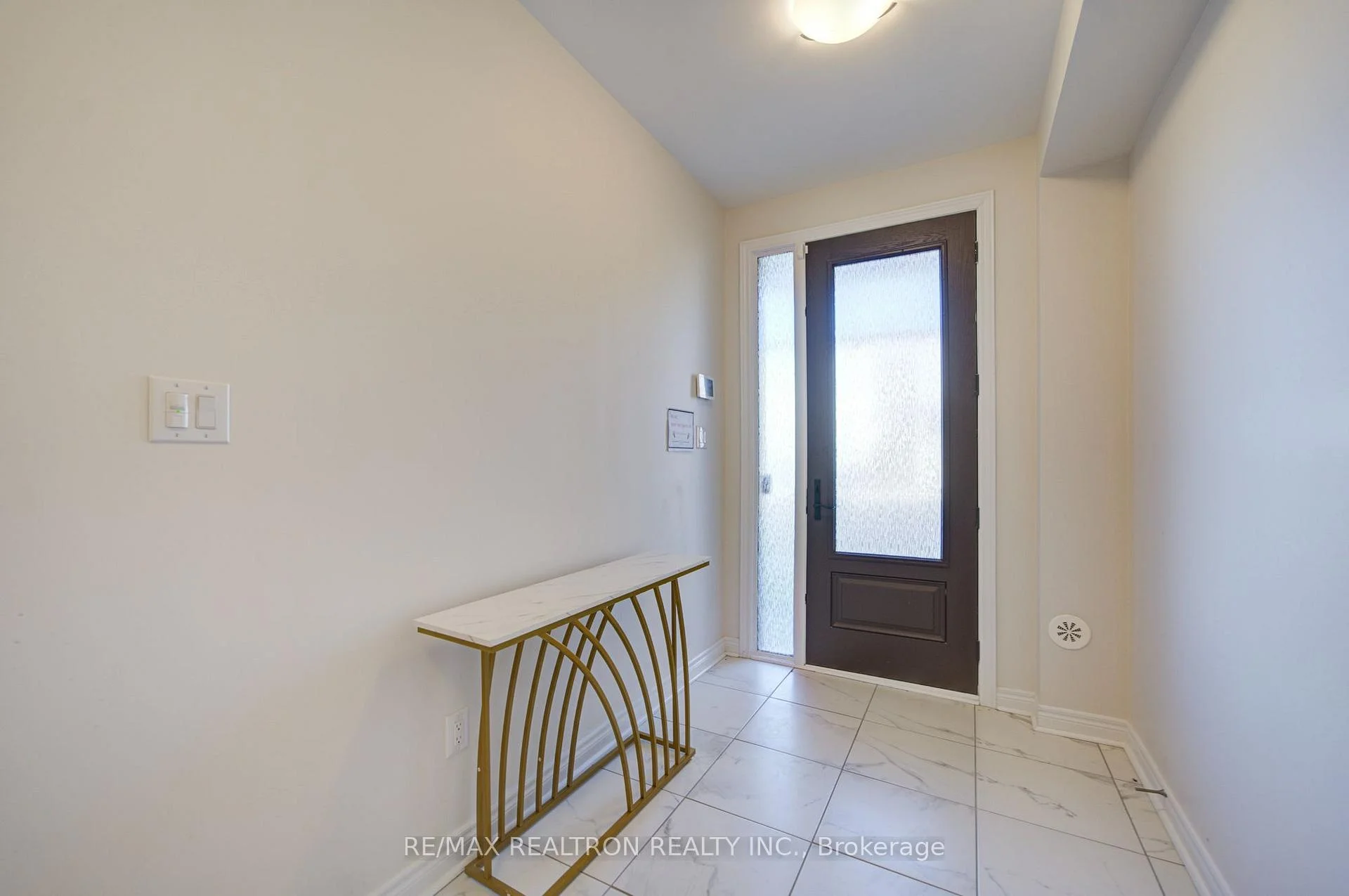 Photo 4 of 68 Johann Drive, Markham, Middlefield — HOMEH