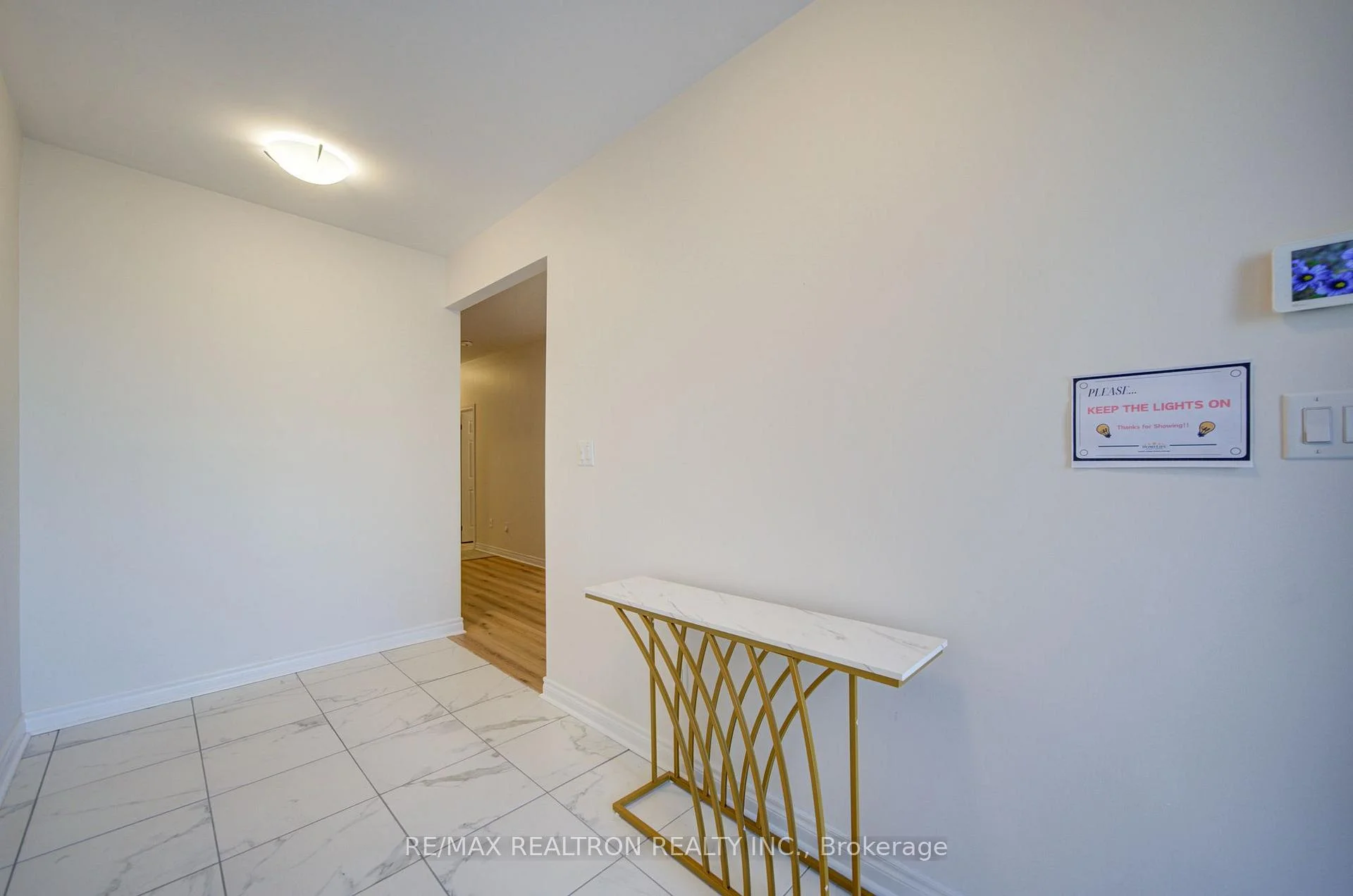 Photo 5 of 68 Johann Drive, Markham, Middlefield — HOMEH