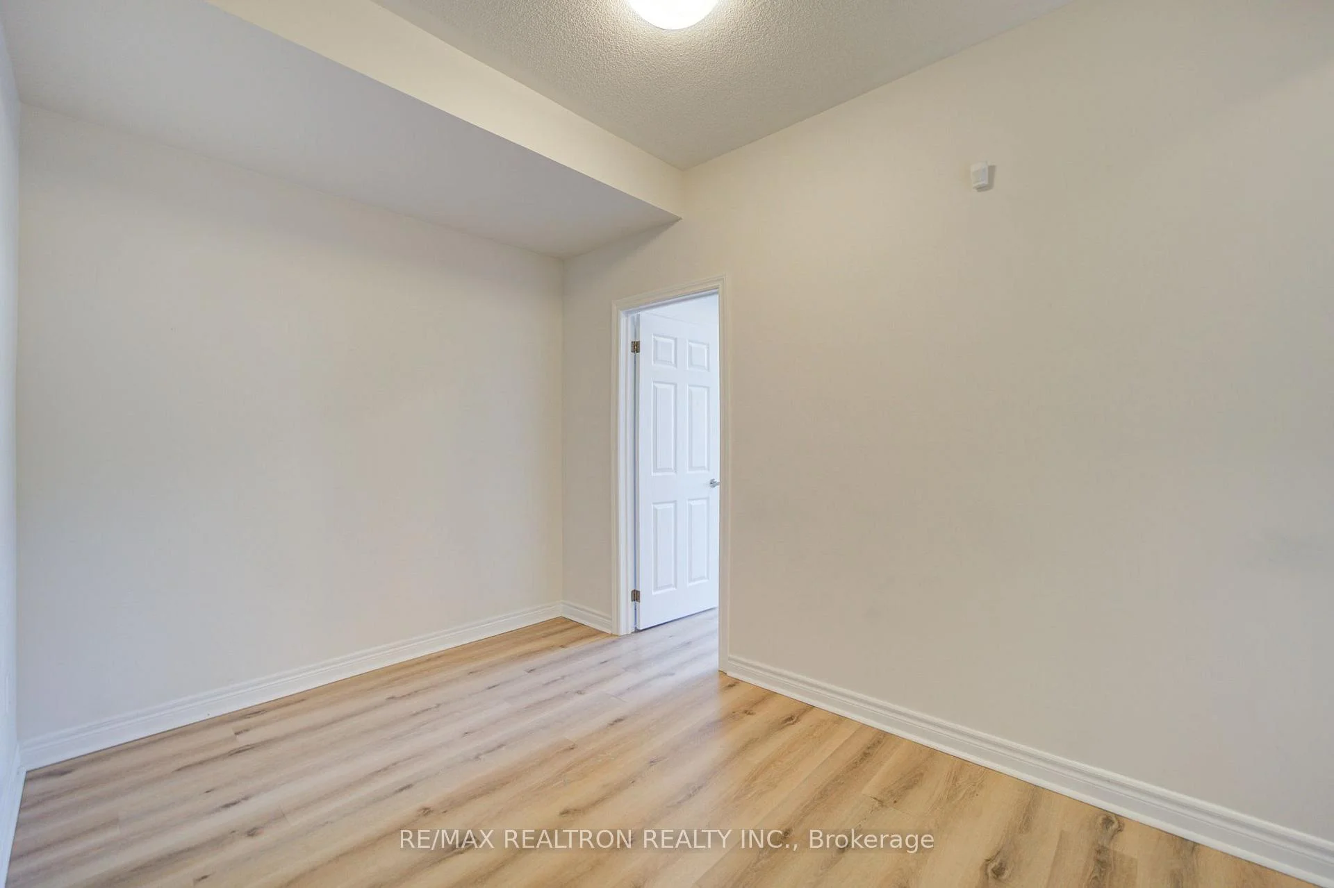 Photo 6 of 68 Johann Drive, Markham, Middlefield — HOMEH