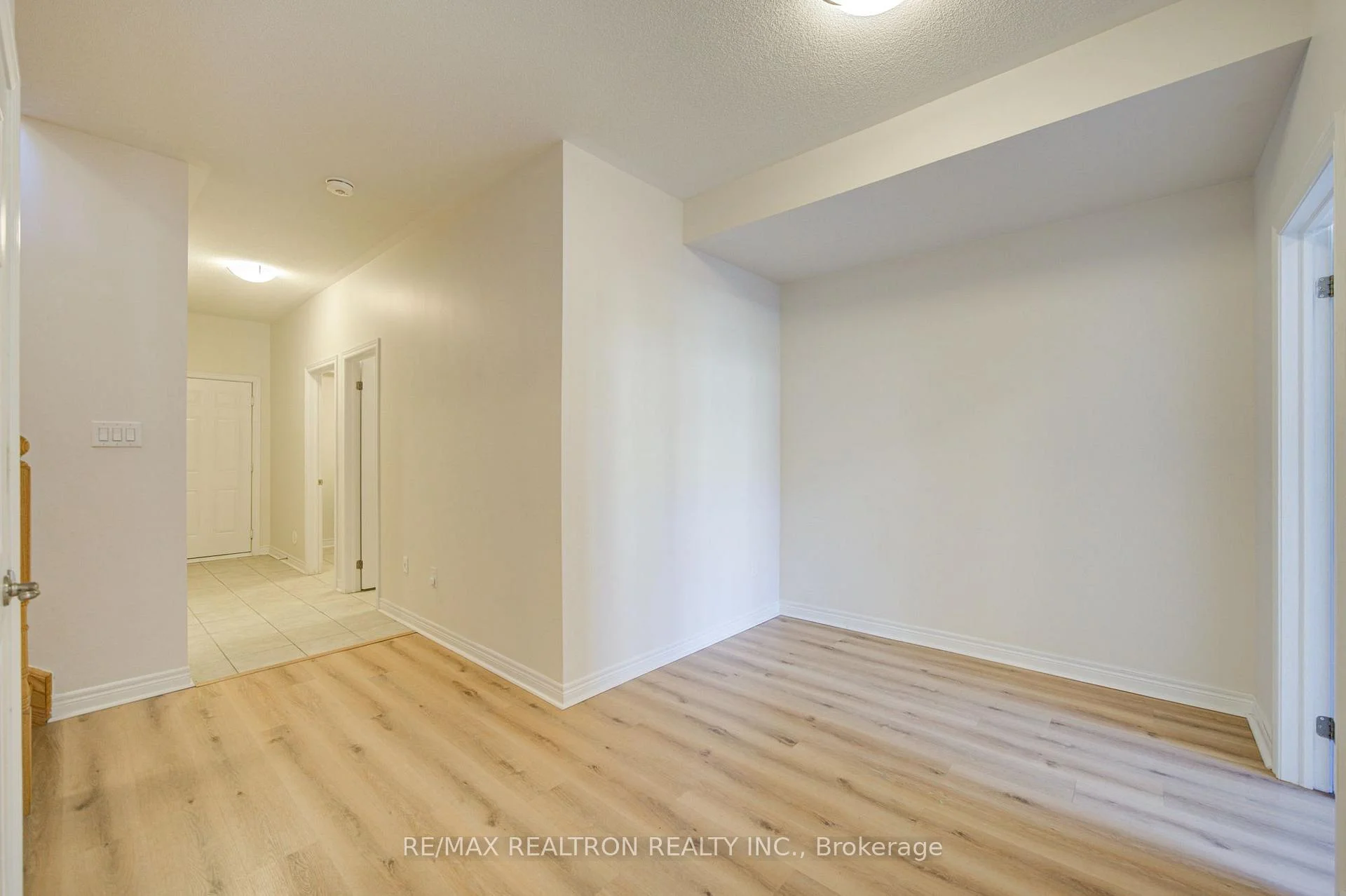 Photo 7 of 68 Johann Drive, Markham, Middlefield — HOMEH