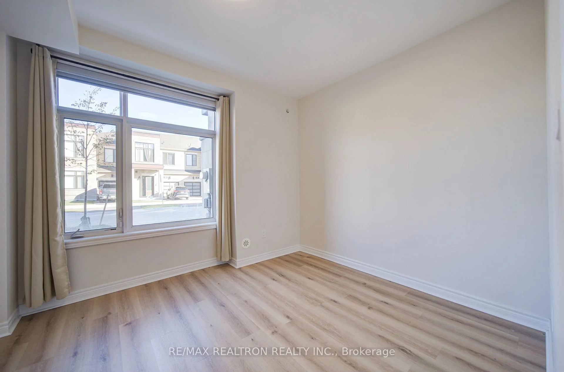 Photo 8 of 68 Johann Drive, Markham, Middlefield — HOMEH