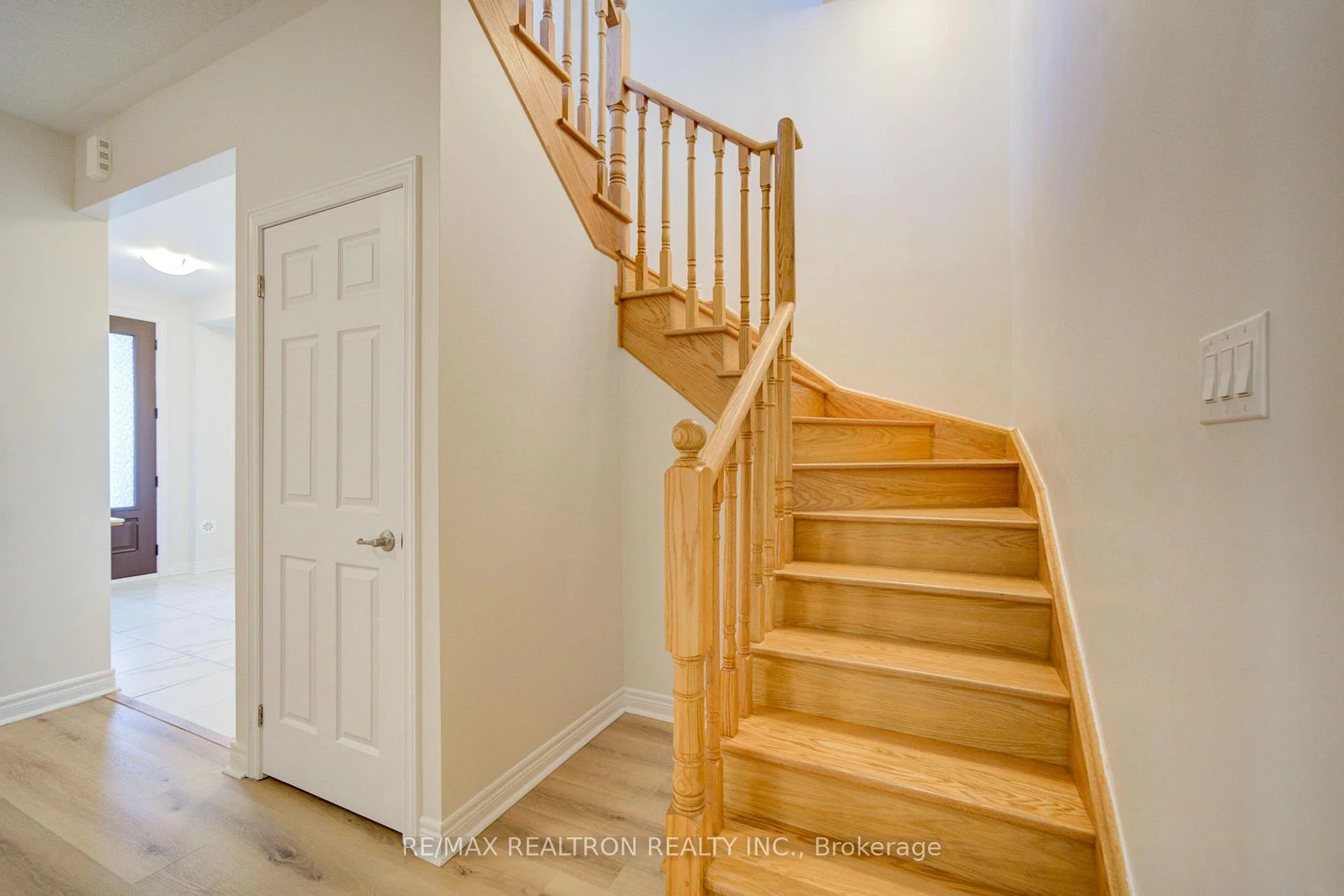 Photo 10 of 68 Johann Drive, Markham, Middlefield — HOMEH