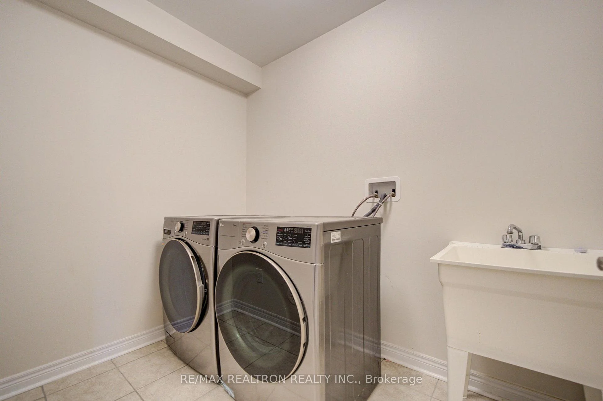 Photo 11 of 68 Johann Drive, Markham, Middlefield — HOMEH