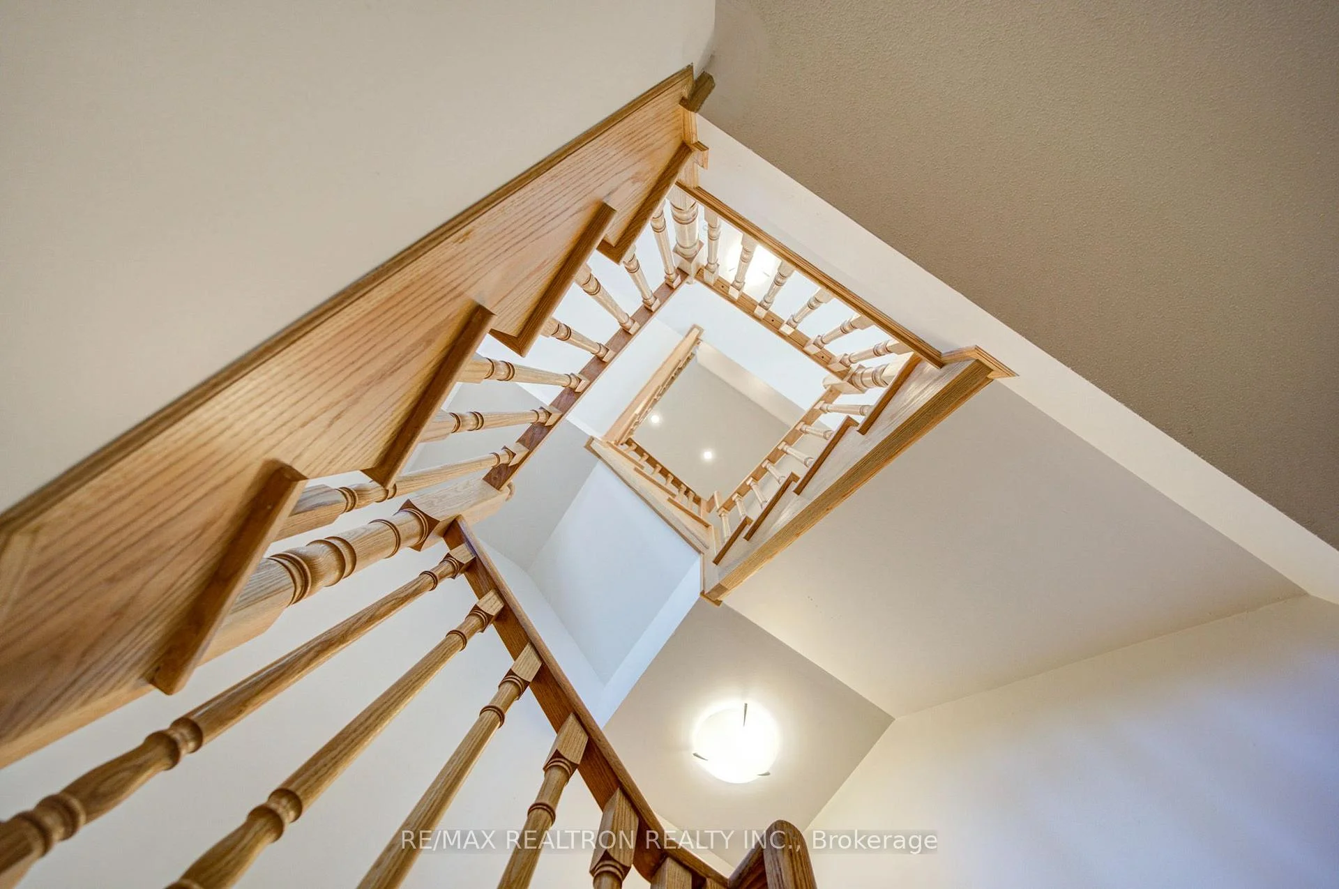 Photo 13 of 68 Johann Drive, Markham, Middlefield — HOMEH