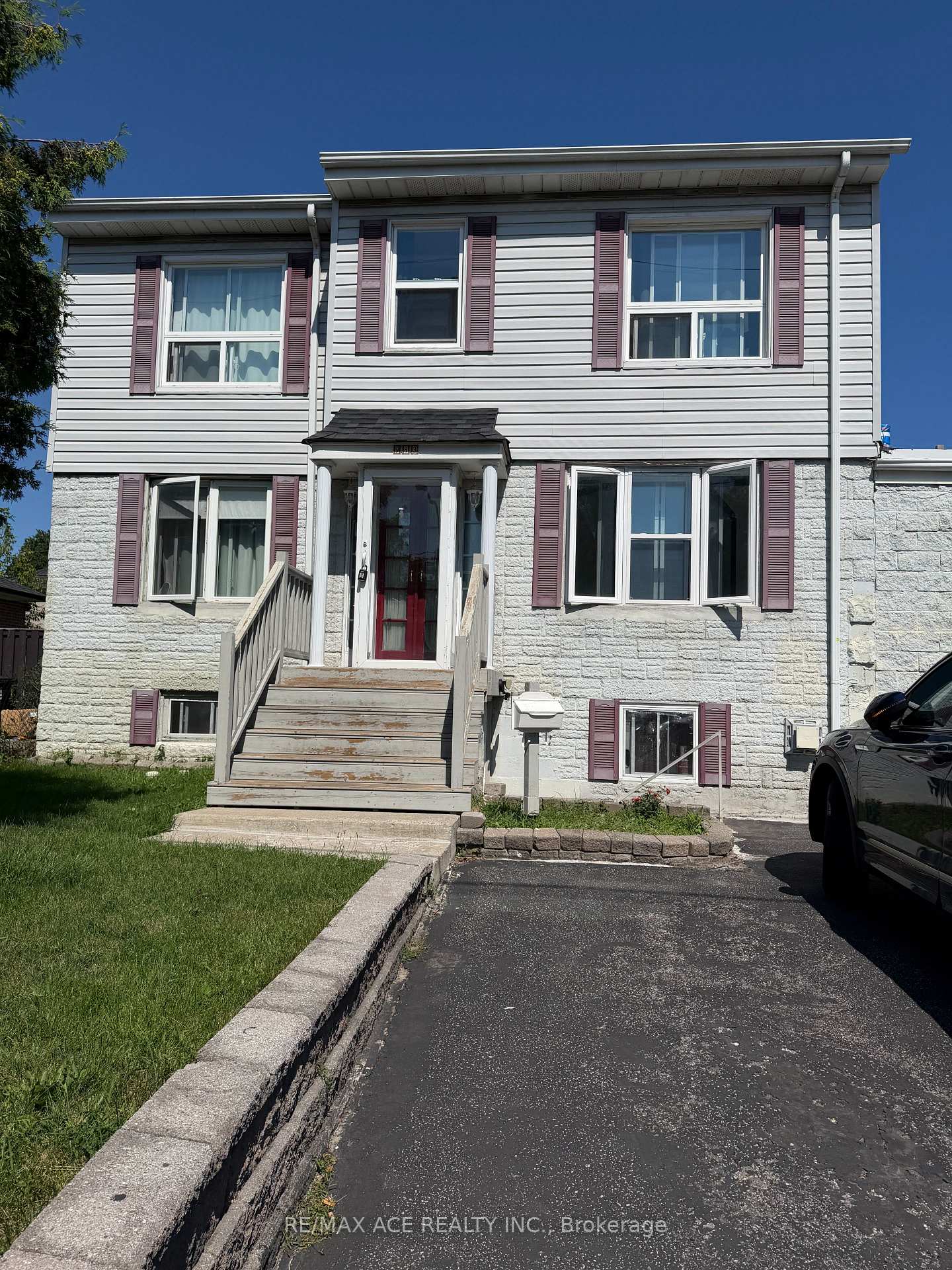 Front of Unit 2nd Floor, 983 Victoria Park Avenue