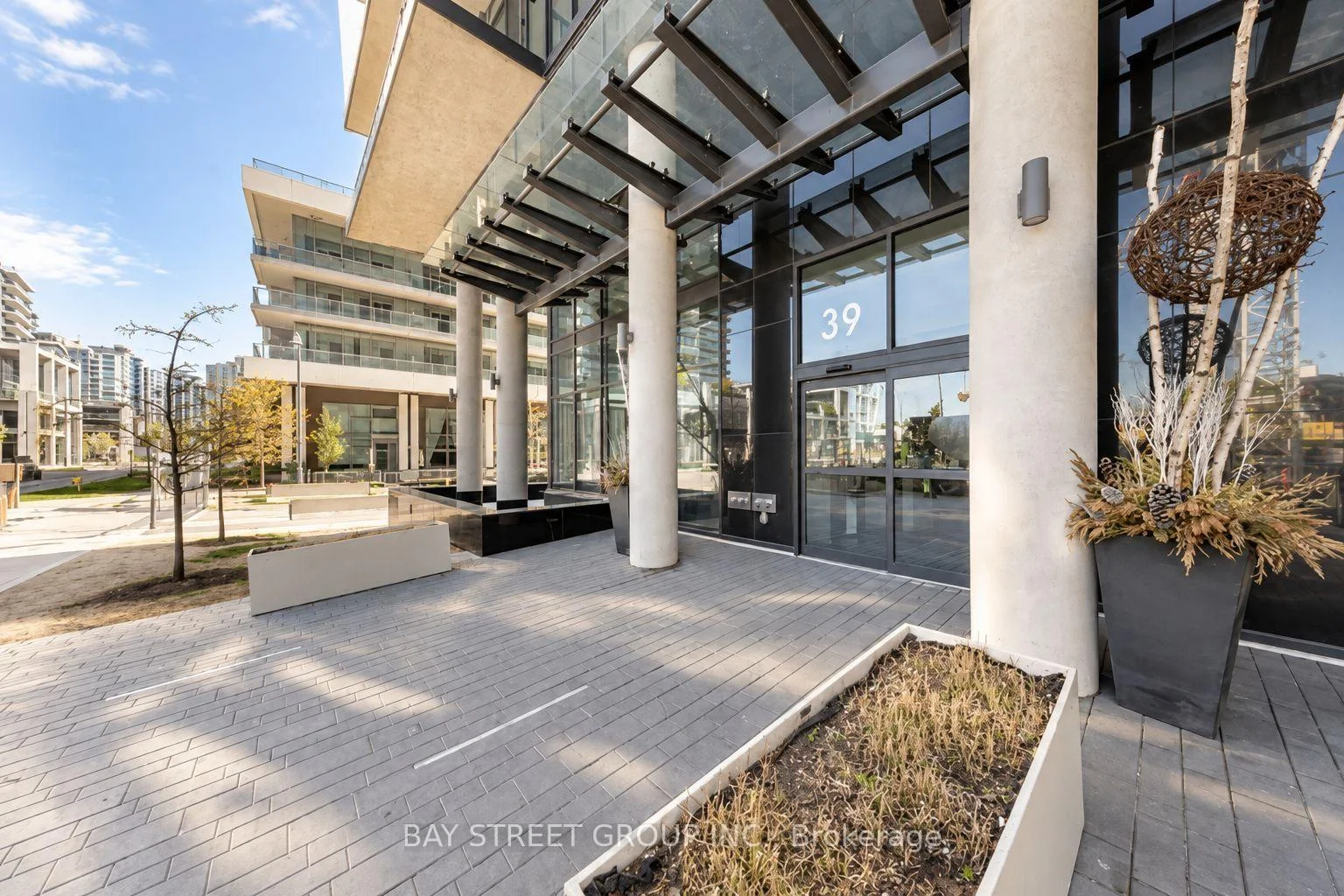 Photo 5 of Unit #407, 39 annie craig Drive, Etobicoke, Mimico — HOMEH