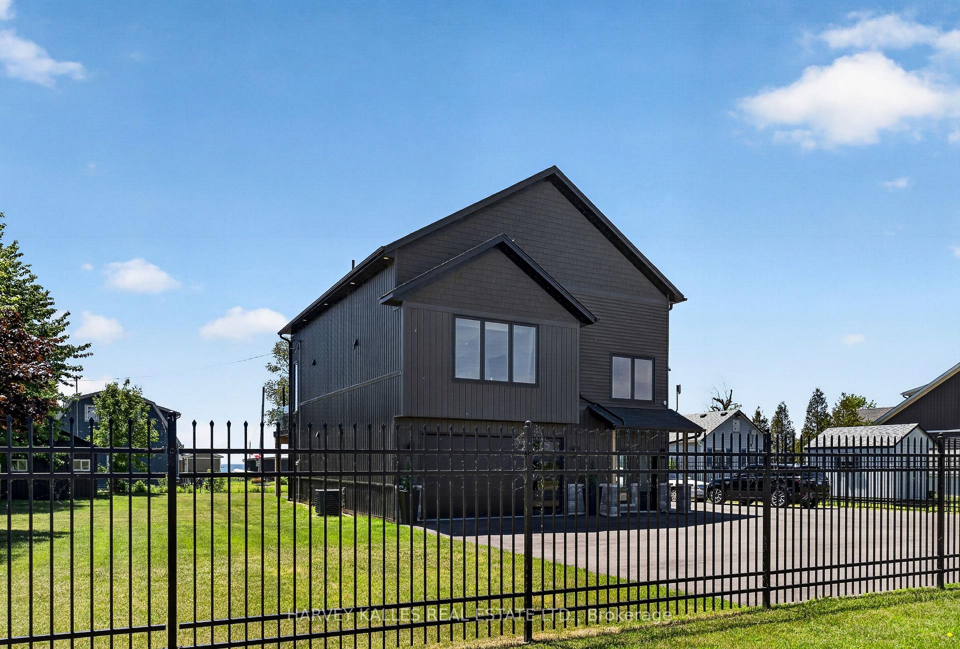 Photo of 3184 Lakeshore Road