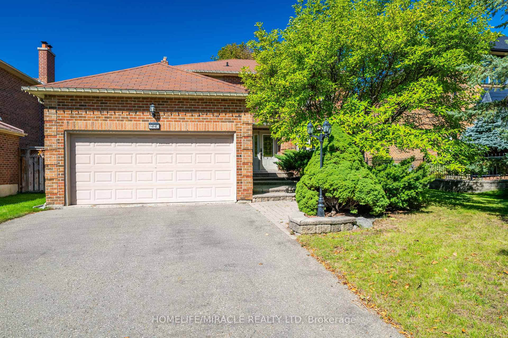 Photo 3 of 9 Iris Crescent, Brampton, Snelgrove — HOMEH