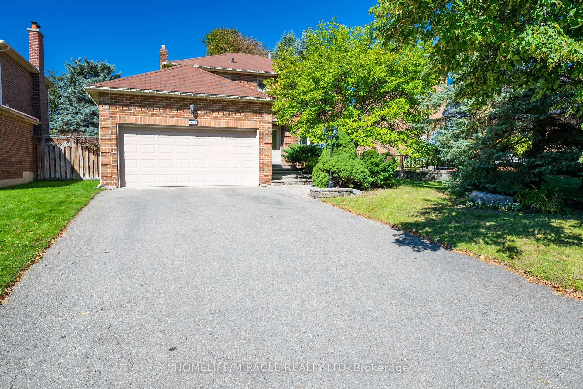 Photo 2 of 9 Iris Crescent, Brampton, Snelgrove — HOMEH
