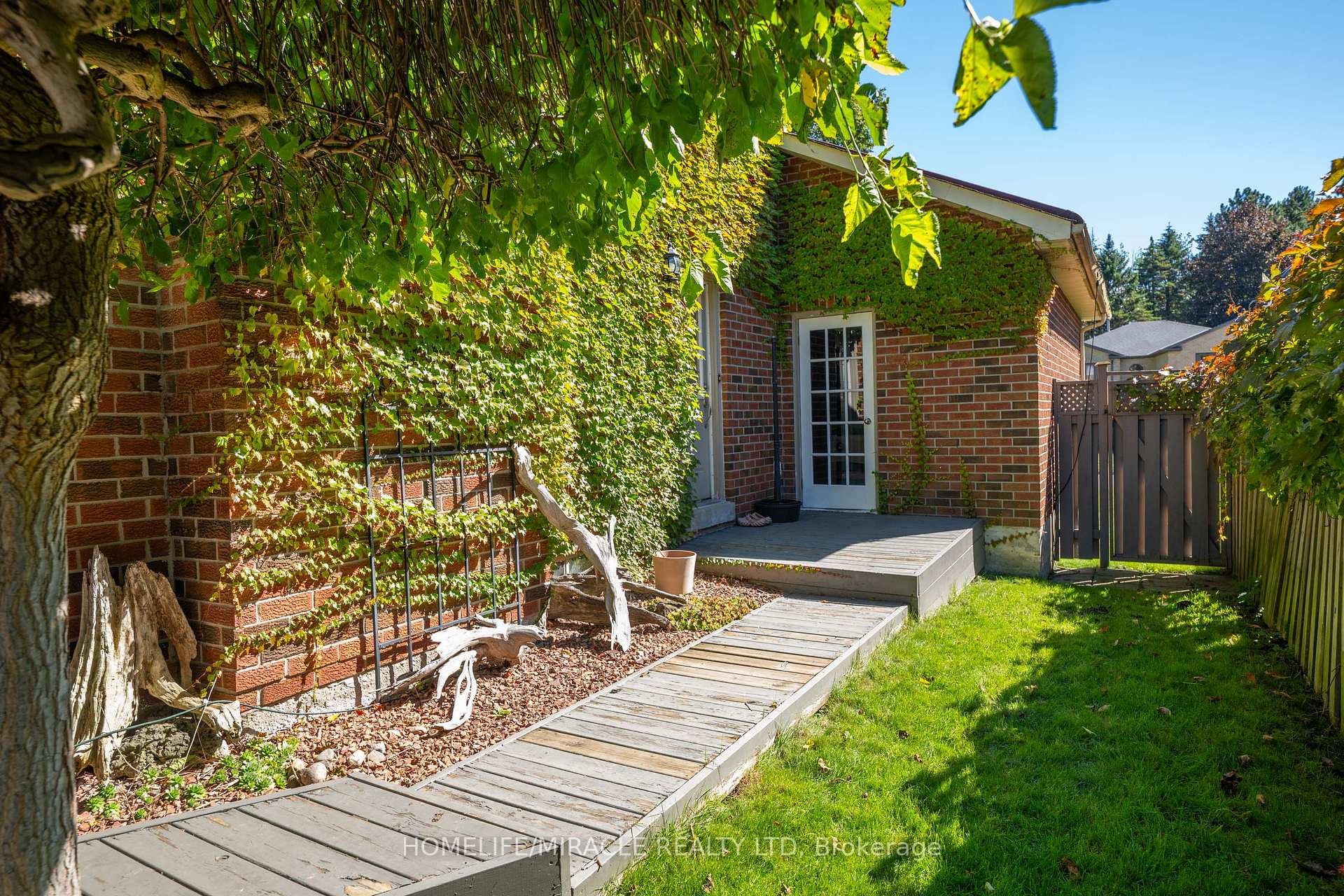 Photo 38 of 9 Iris Crescent, Brampton, Snelgrove — HOMEH