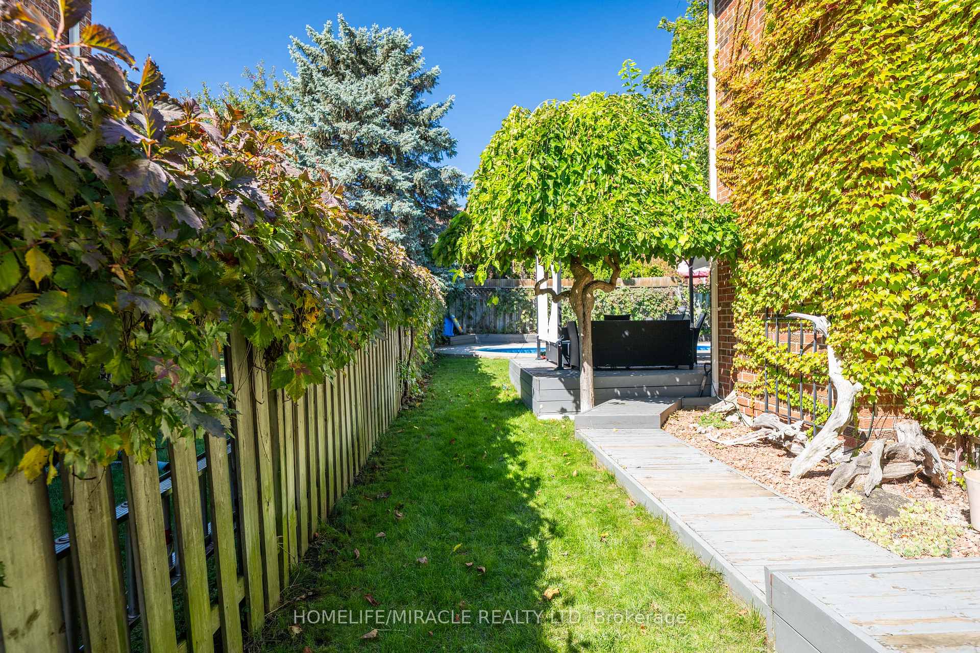 Photo 39 of 9 Iris Crescent, Brampton, Snelgrove — HOMEH