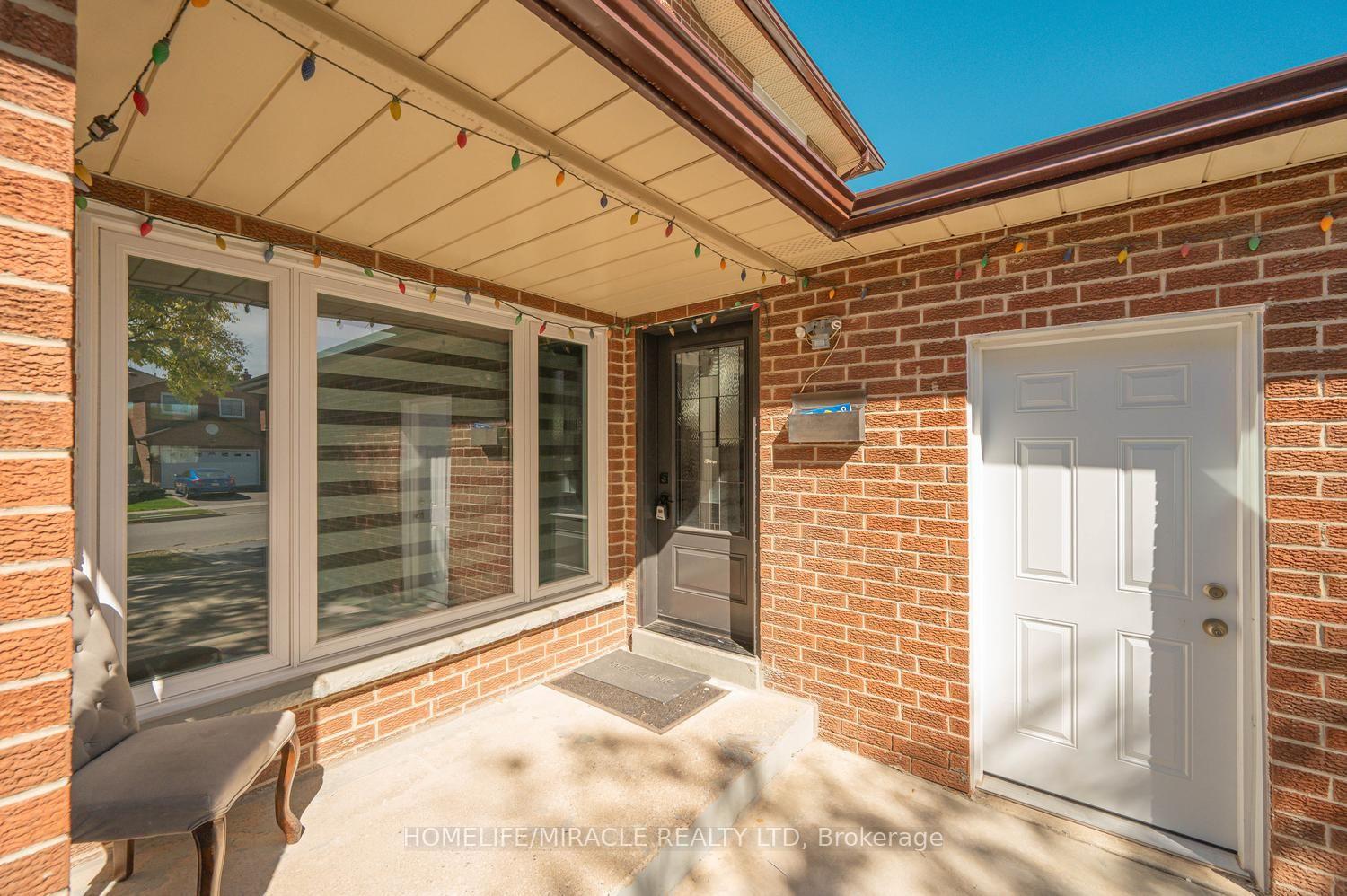Photo 4 of 8 Loire Court, Etobicoke, West Humber-Clairville — HOMEH